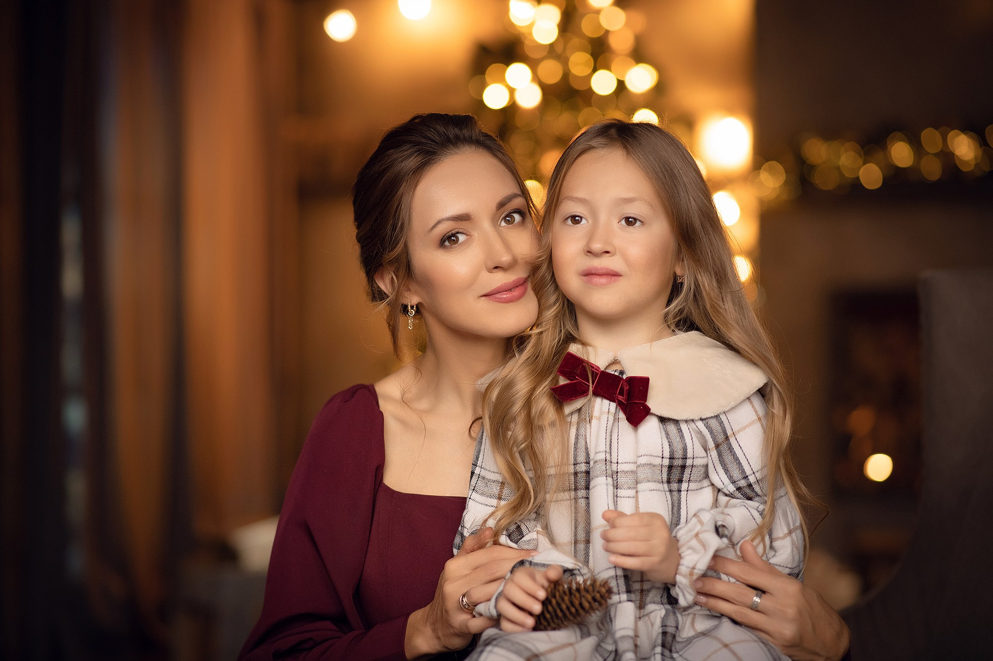 Новогодняя семейная фотосессия в студии. Домашняя новогодняя фотосессия. Заказать фотосессию