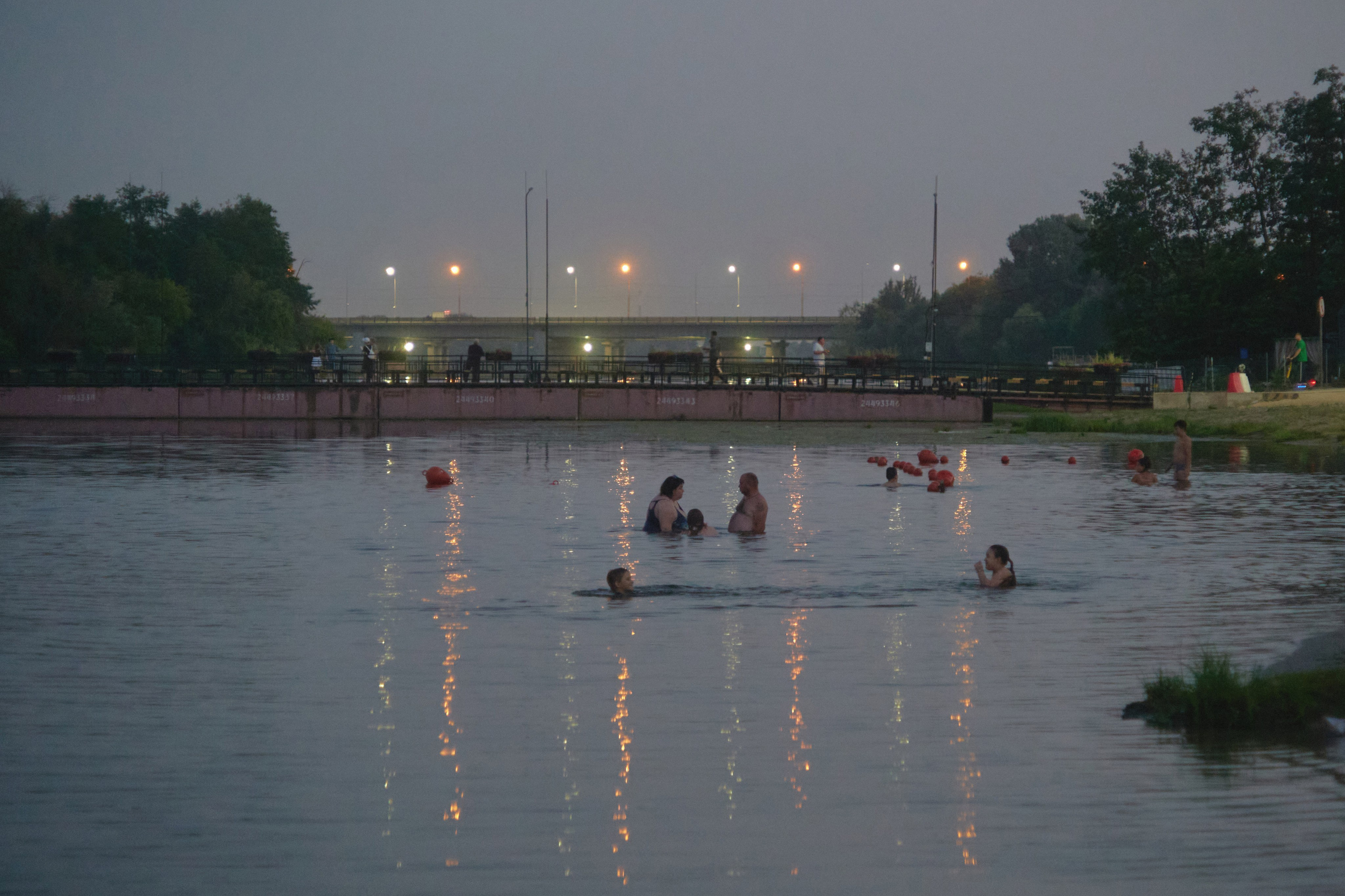 Люди купаются в реке Воронеж в парке города Липецк