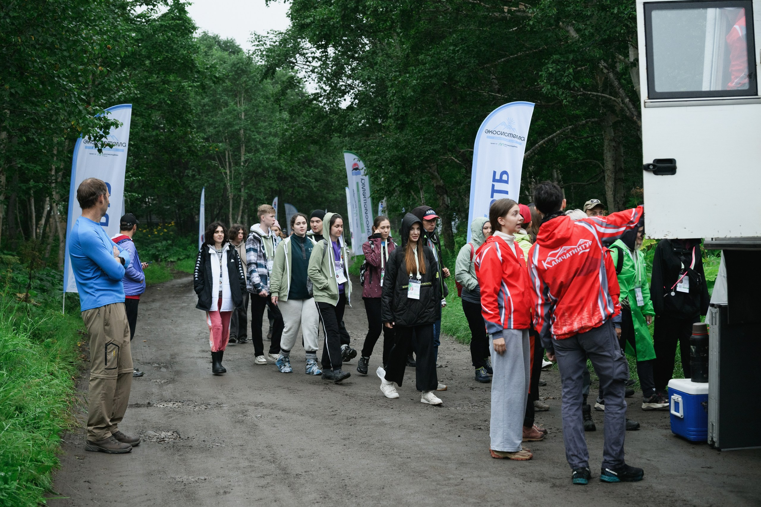 Фотосъемка восхождения на Мутновский вулкан в рамках экофорума в Петропавловске-Камчатском. Экспедиционная фотосъемка на Мутновский вулкан с участниками экофорума в Петропавловске-Камчатском. Документальная съемка восхождения эко-активистов на вулкан в Петропавловске-Камчатском. Эко-экспедиция с фотосъемкой на Мутновский вулкан в Петропавловске-Камчатском. Профессиональная съемка восхождения на вулкан в рамках экологического форума в Петропавловске-Камчатском.