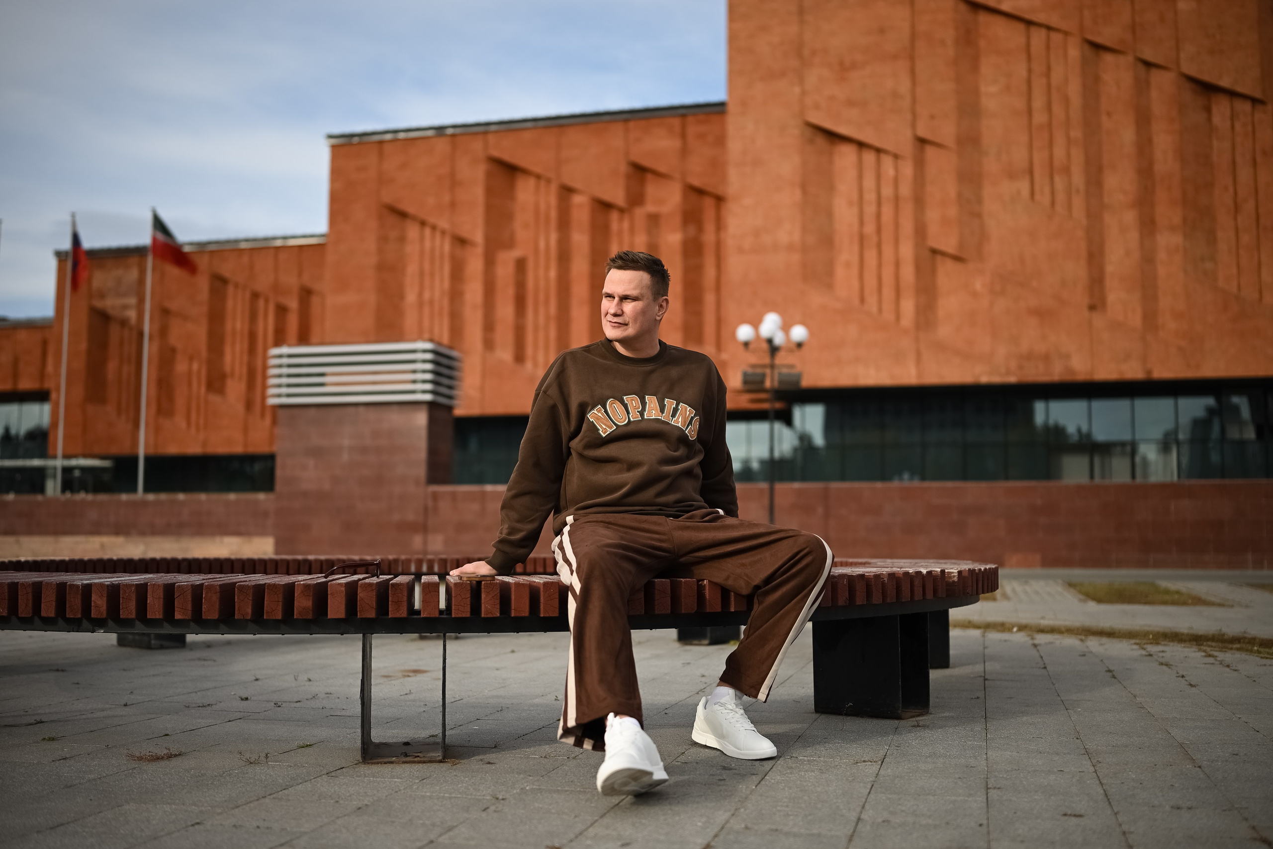 Мужской портрет на фоне архитектуры Национальной библиотеки, фотограф из Казани Алексей Клейменов