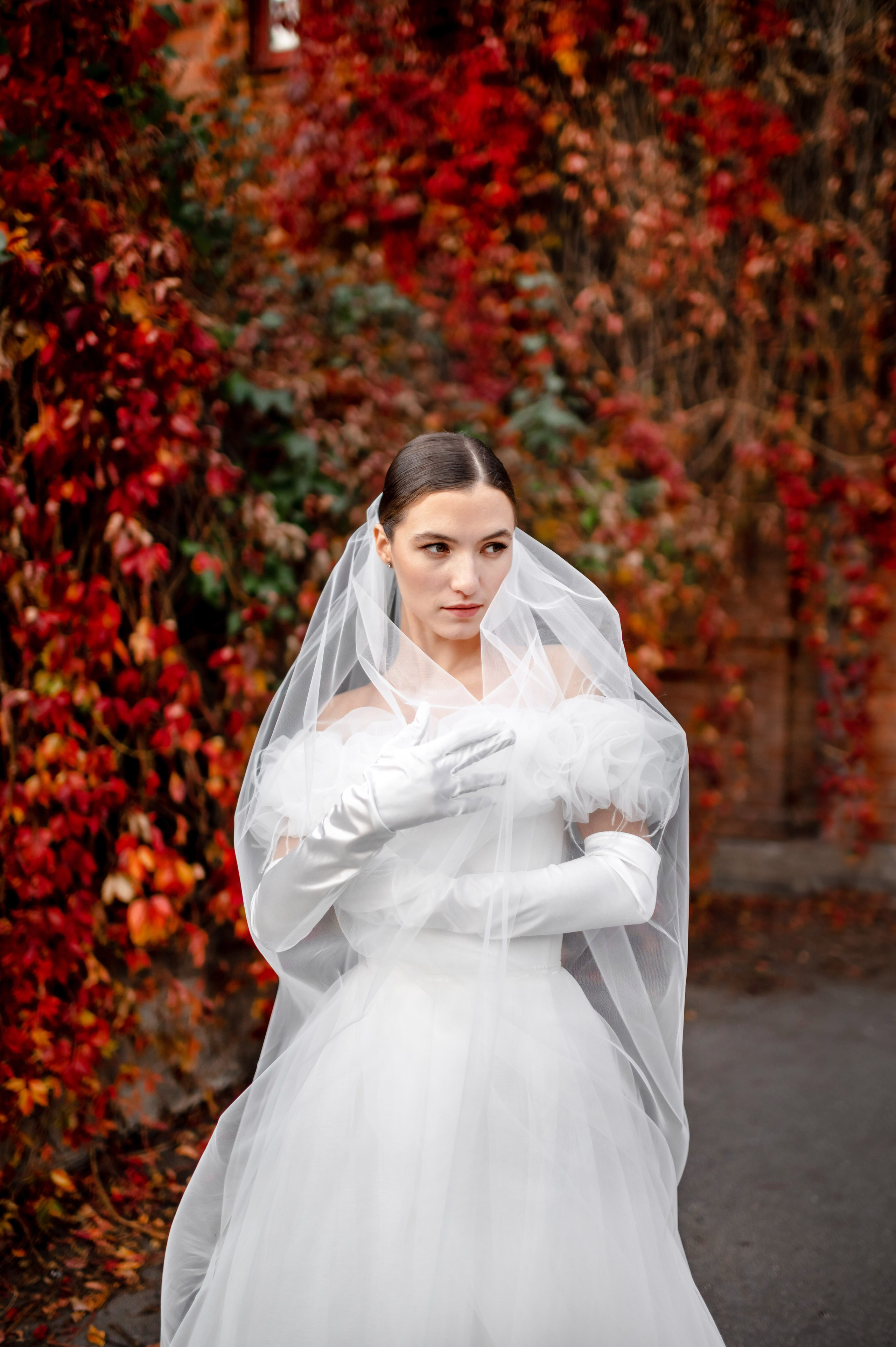 Осенняя великолепная свадебная прогулка жениха и невесты в октябре в Санкт-Петербурге в Михайловском парке и у Атлантов на Миллионной улице. Портретный, семейный и свадебный фотограф в Санкт-Петербурге и в Пушкине Ширяев Денис