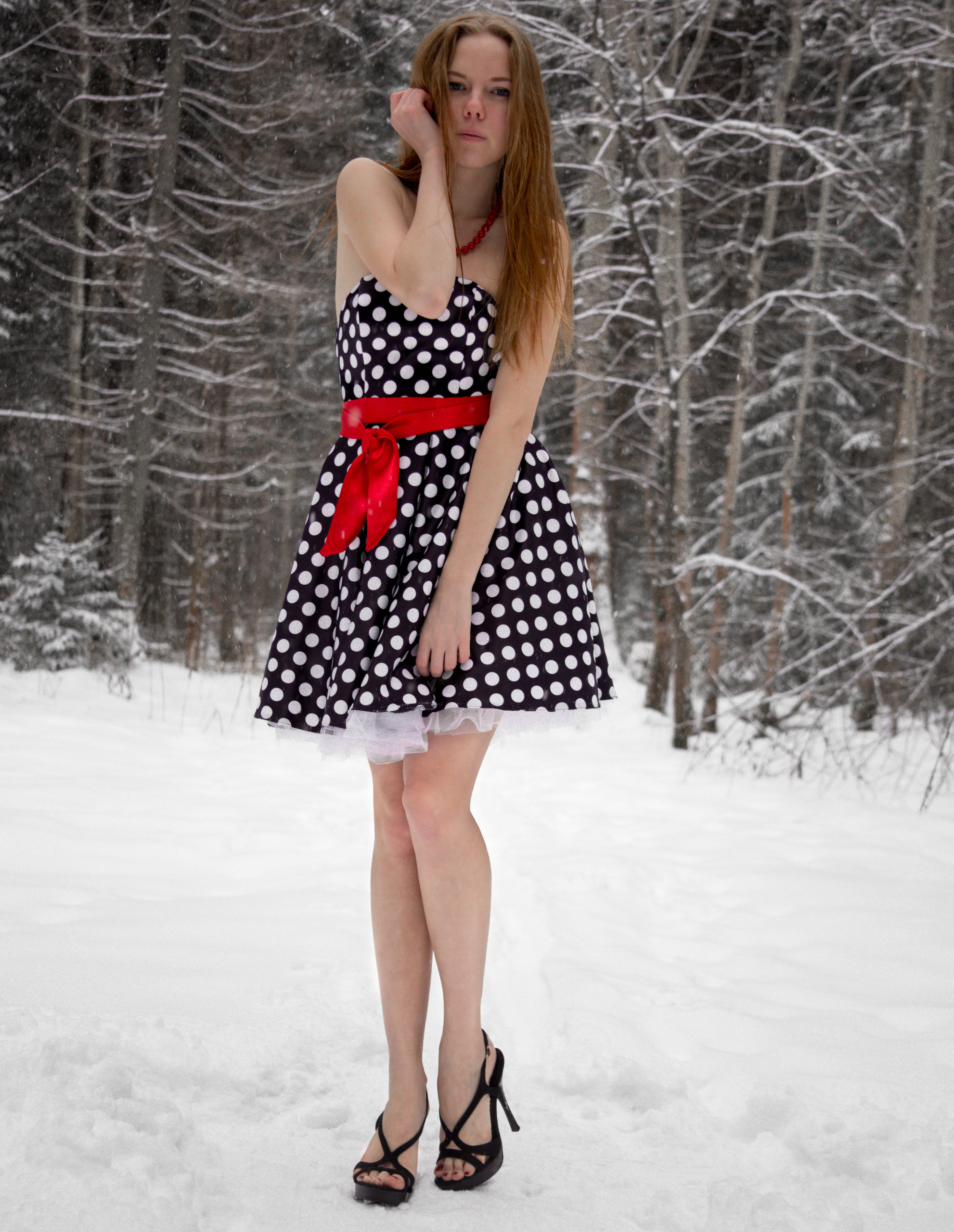 зимняя фотосессия девушки в лесу