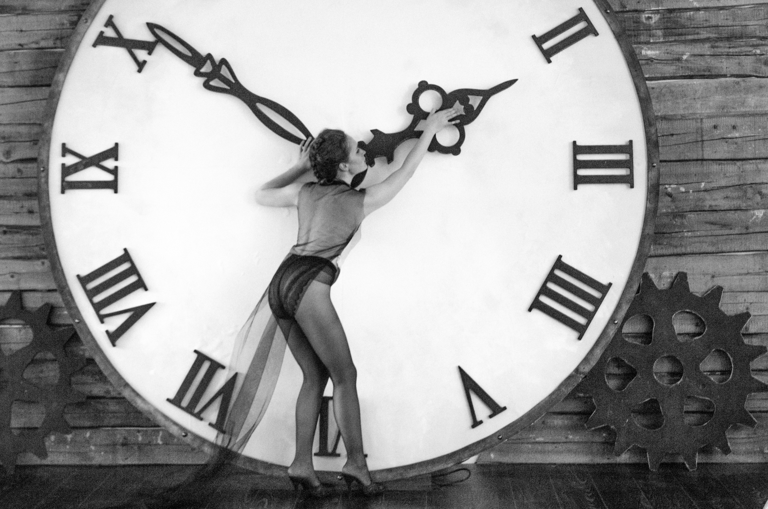 черно-белый портрет девушки в фотостудии в Перми