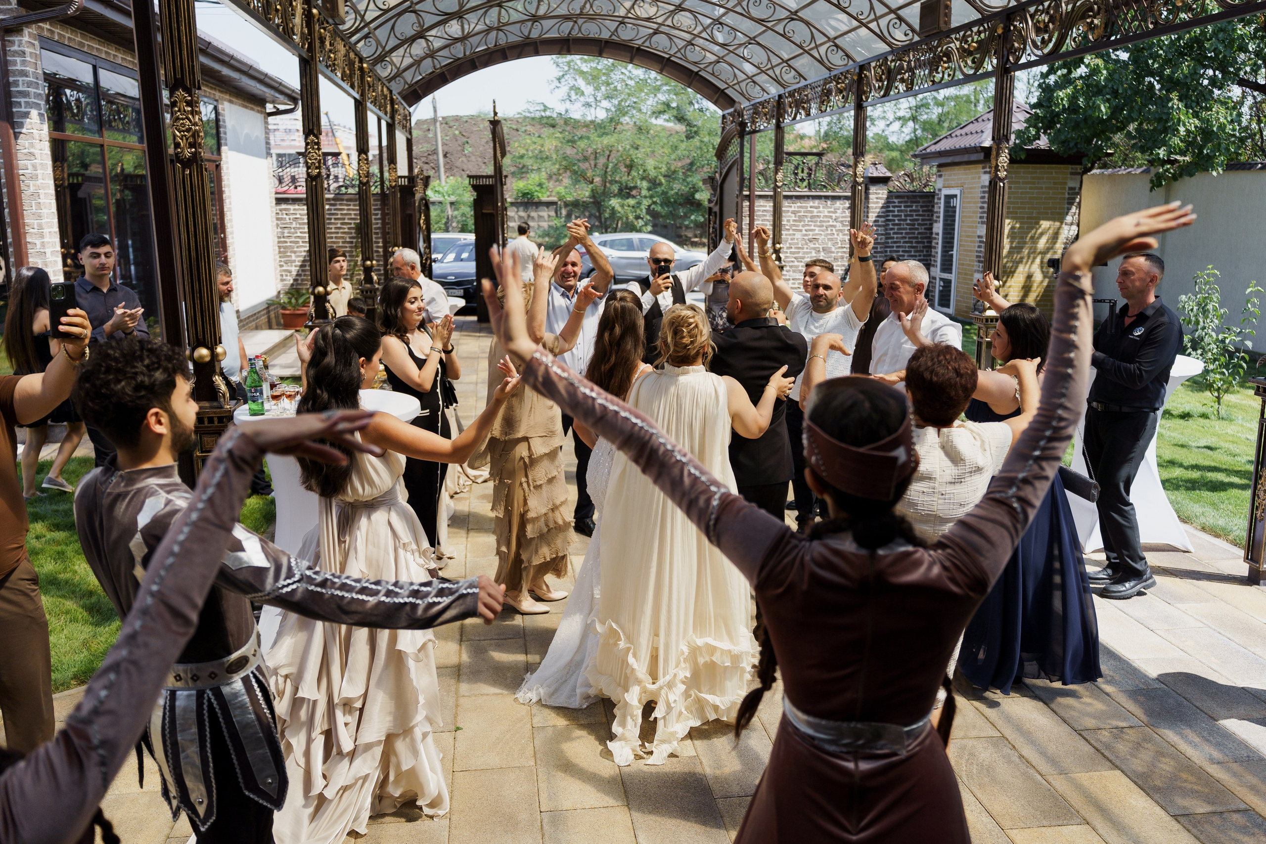 Сватовство в Краснодаре от лучших свадебных фотографов и операторов ТВИНС СТУДИО. ТВИНС СТУДИО — лучшие свадебные фотографы и видеографы в Краснодаре