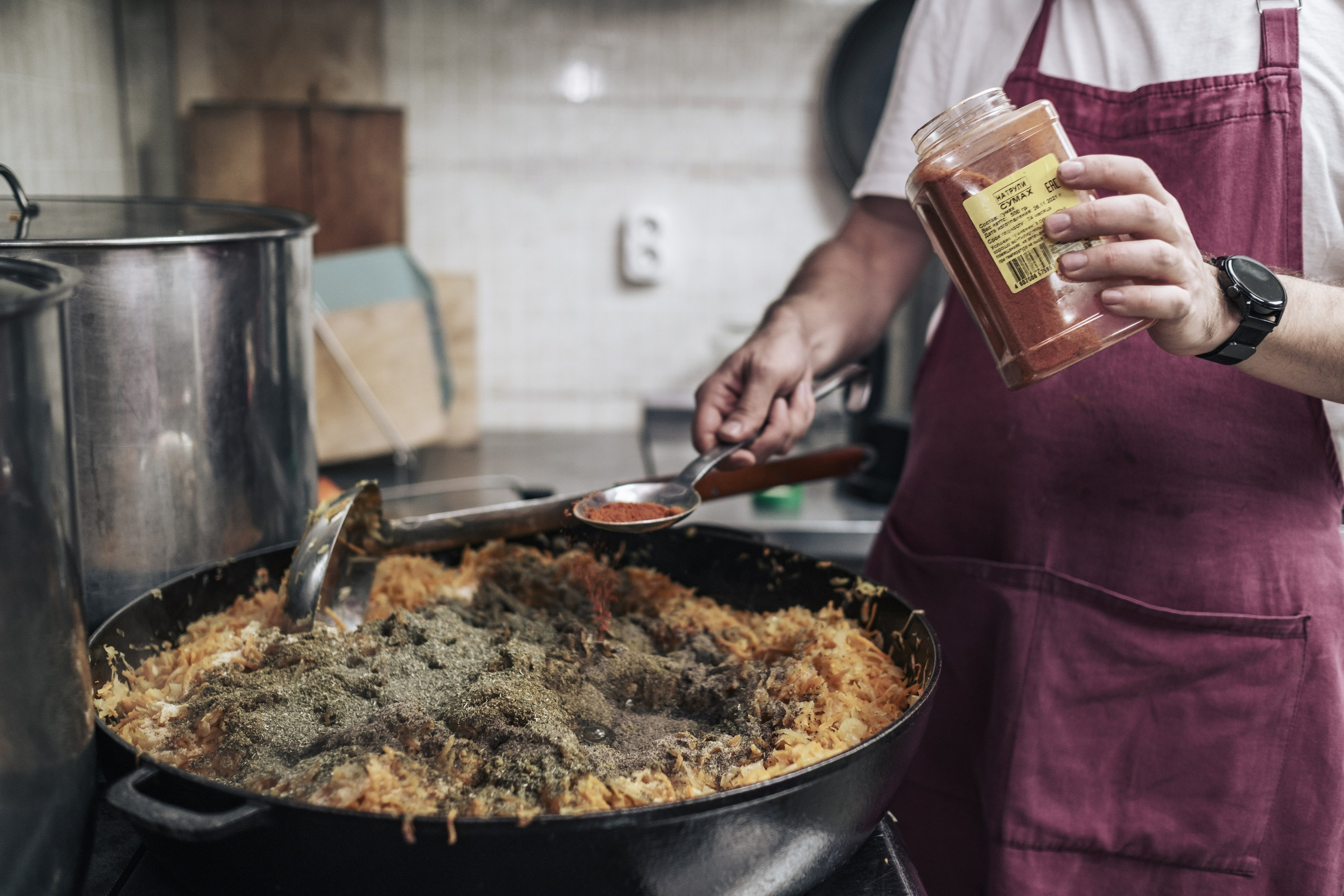 Готовка для бездомных и кормление их в Москве. Фотограф в Москве Максим Скоробогатов