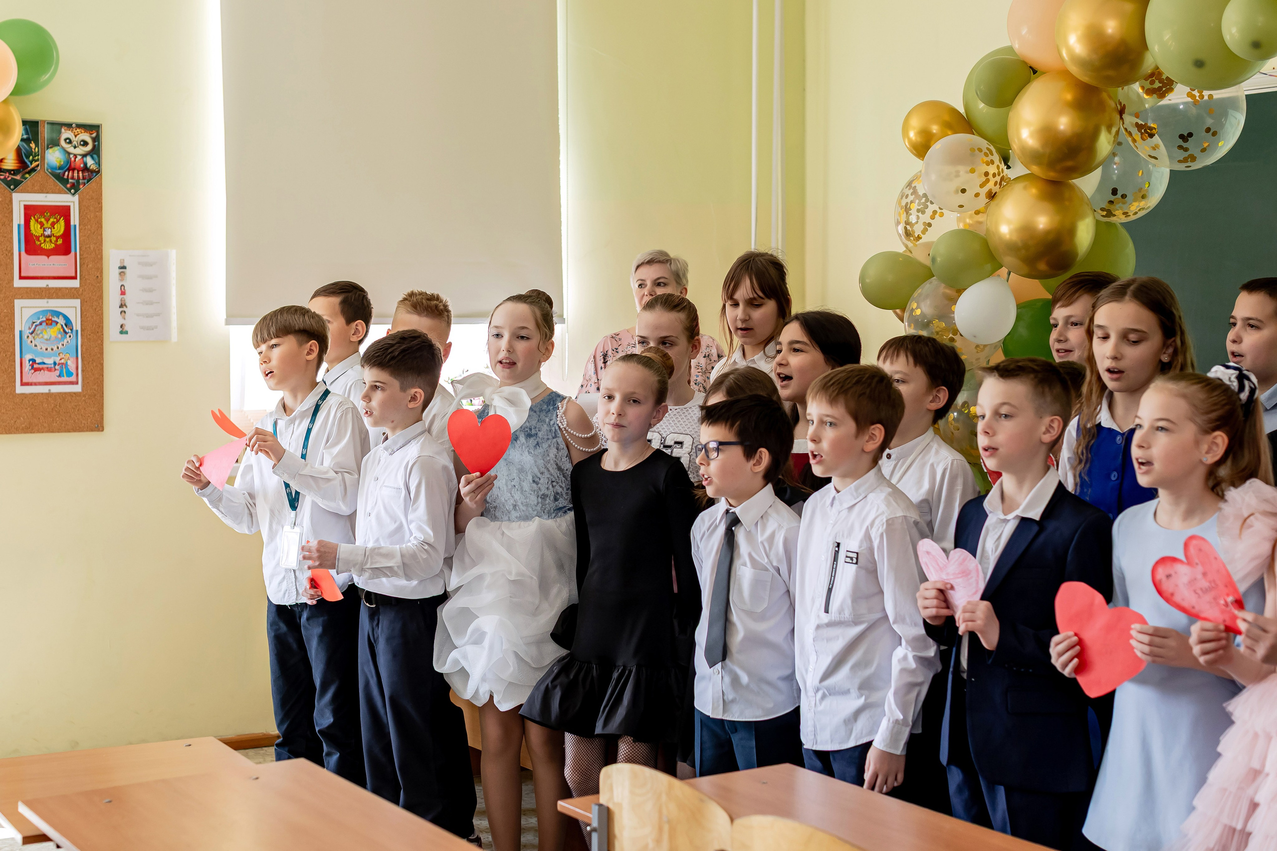 Выпускной в начальной школе в классе. Фотограф и видеограф Москва. Свадебный фотограф, видеограф. Выпускные альбомы. Оживающие альбомы