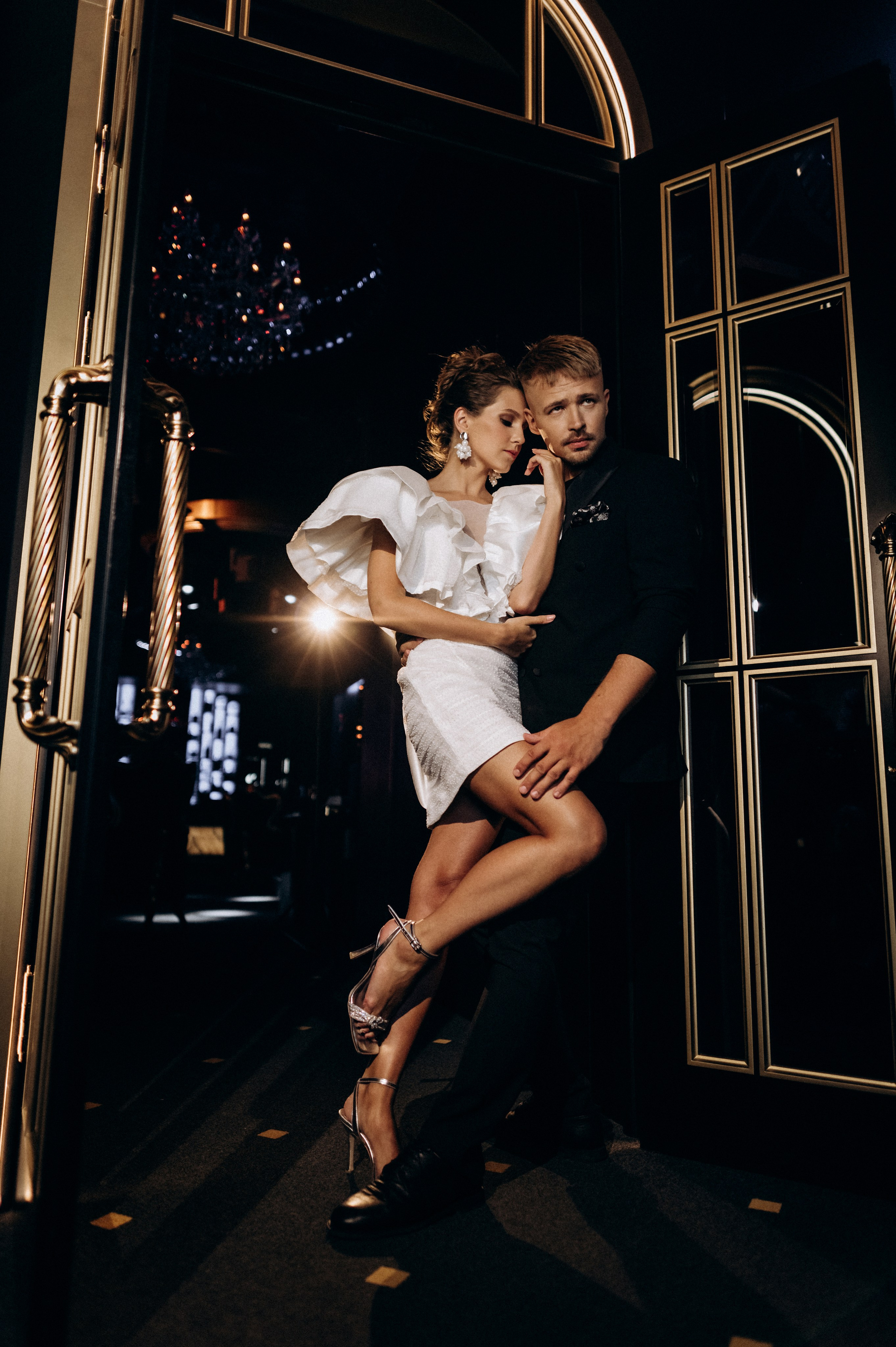 Фотография страстной пары на входе в ресторан