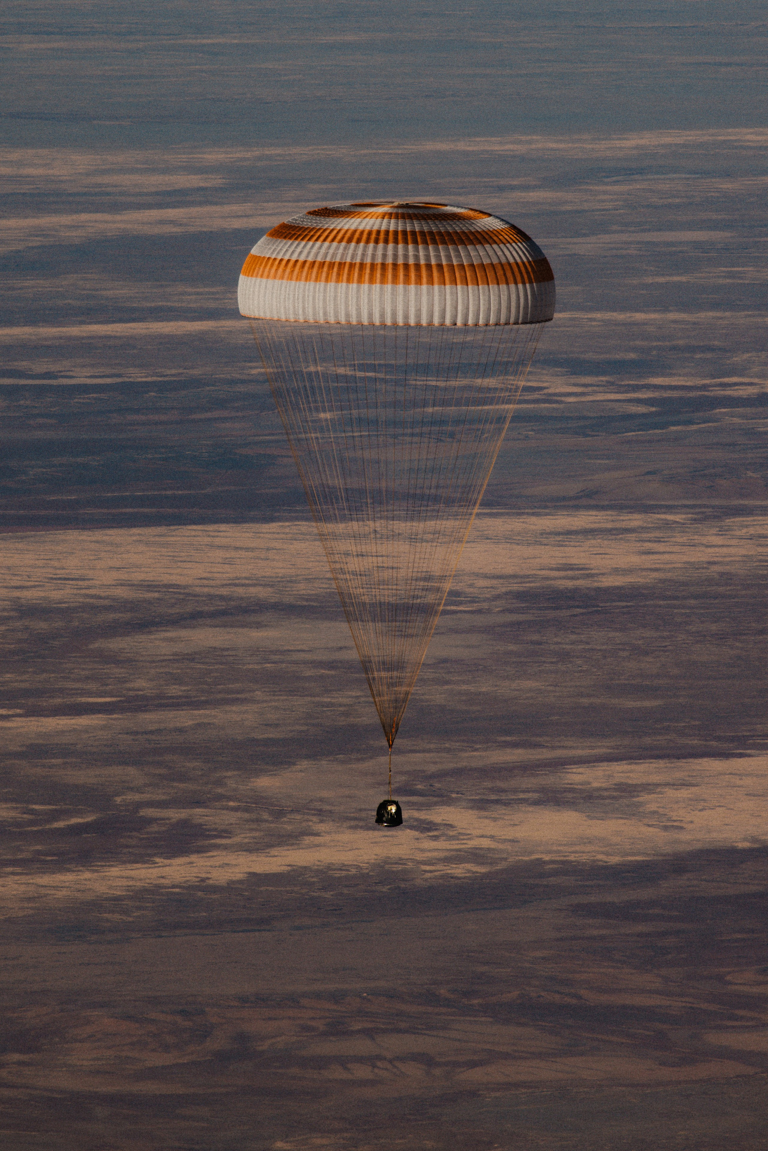 Посадка космонавтов на космическом корабле Союз. Репортажная фотография. фотограф Артем Пылаев