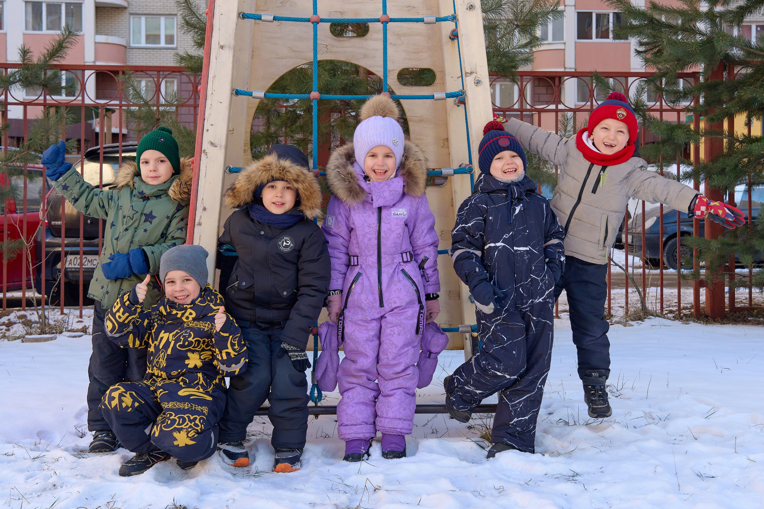 дети улыбаются в детском саду групповое фото