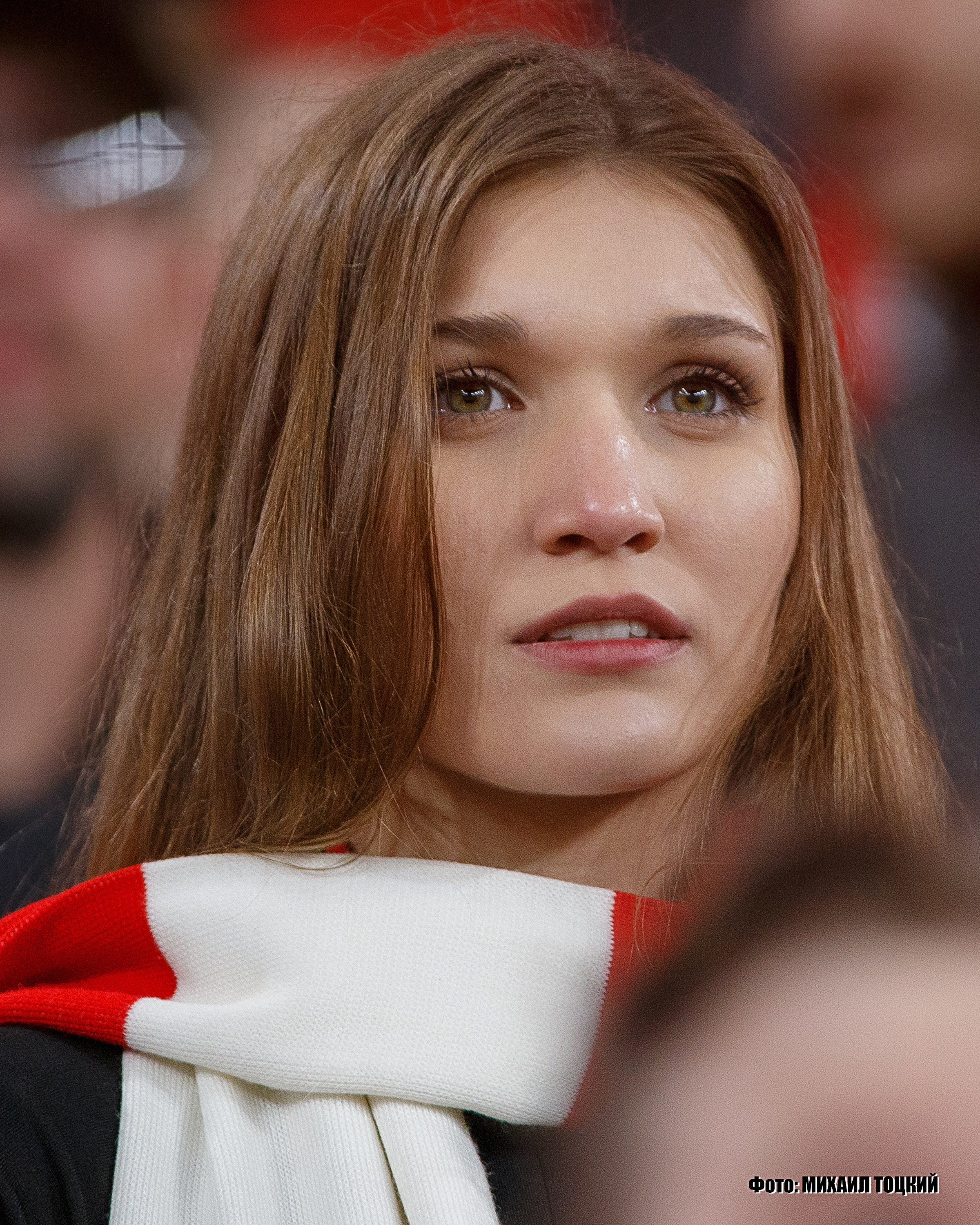 Красивая болельщица Спартака на трибуне Лукойл Арены