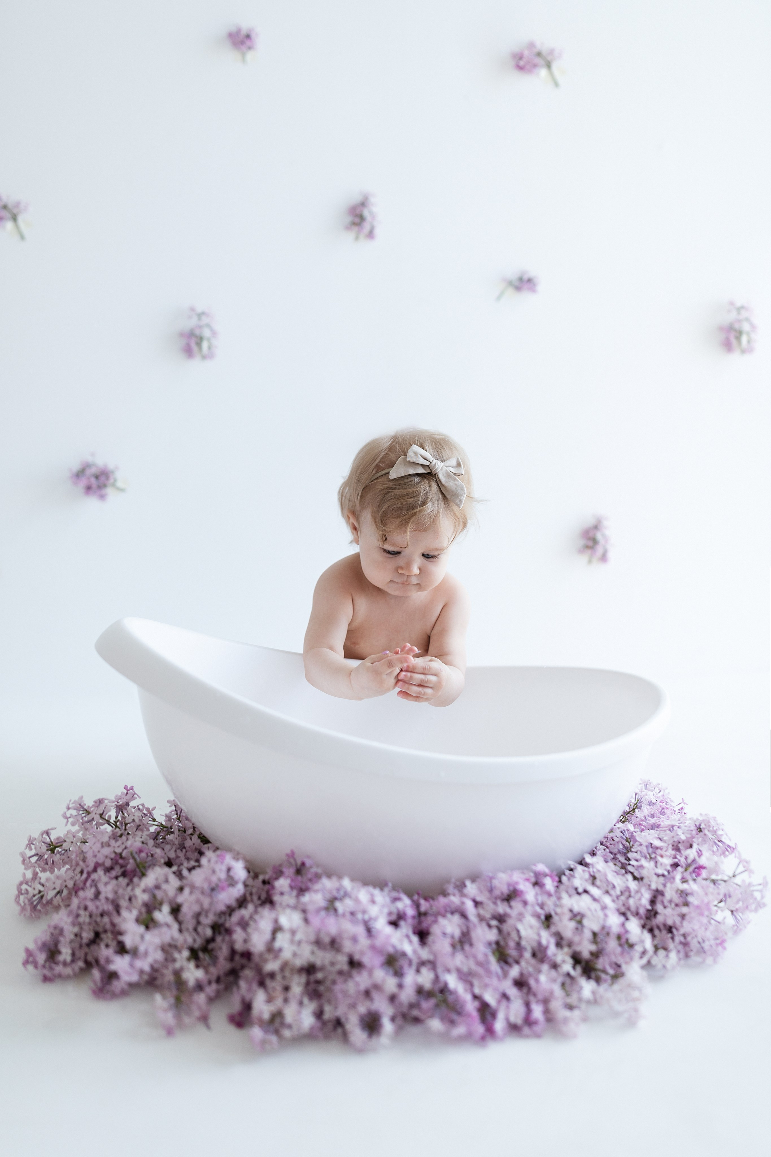 Малышки и сирень. Фотограф на годик Хабаровск Детский и семейный фотограф в Хабаровске Юлия Матвиенко