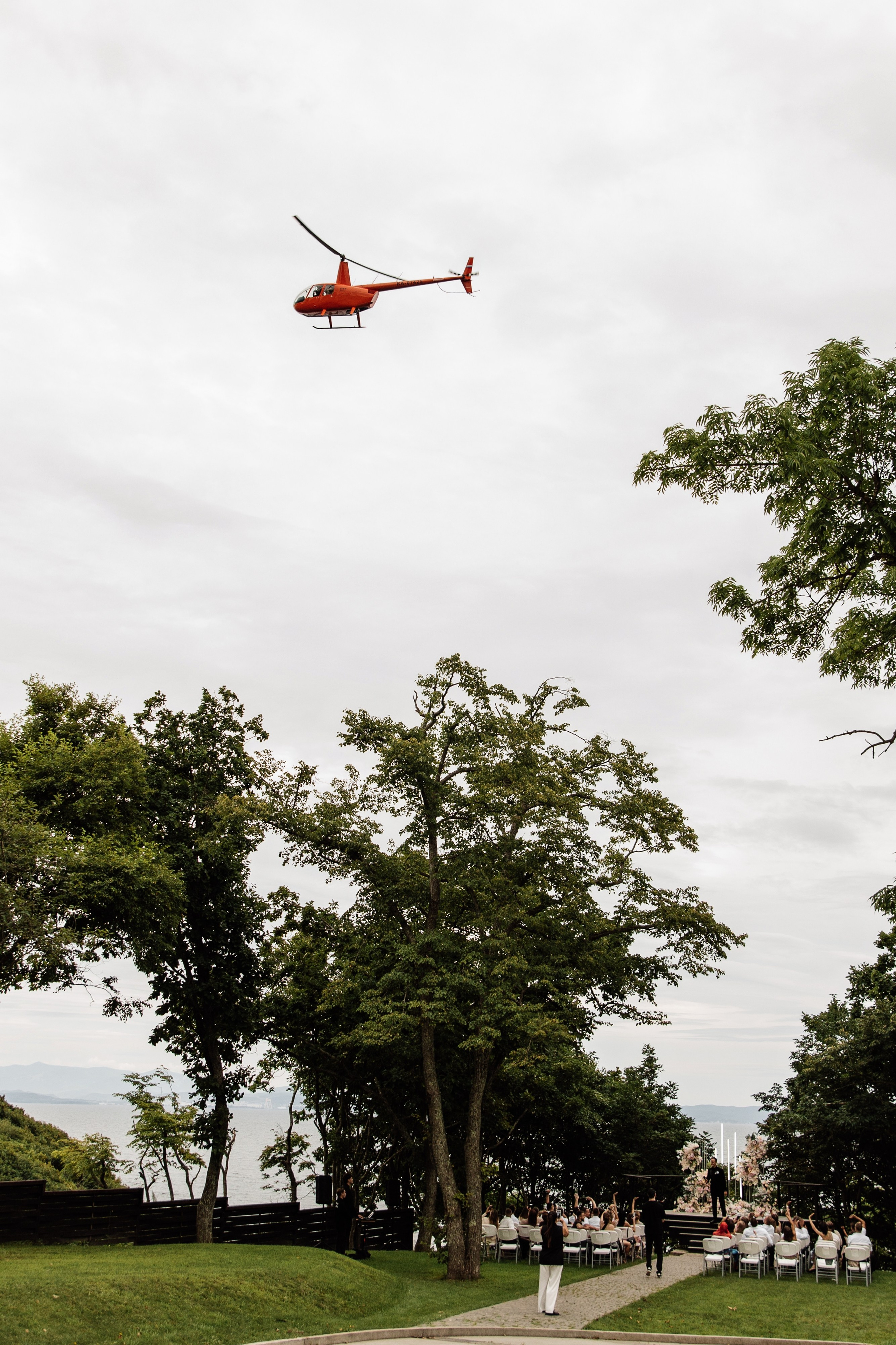 Я создаю профессиональные фотографии, которые сохраняют эмоции, детали и атмосферу вашего праздника. Свадебный фотограф во Владивостоке