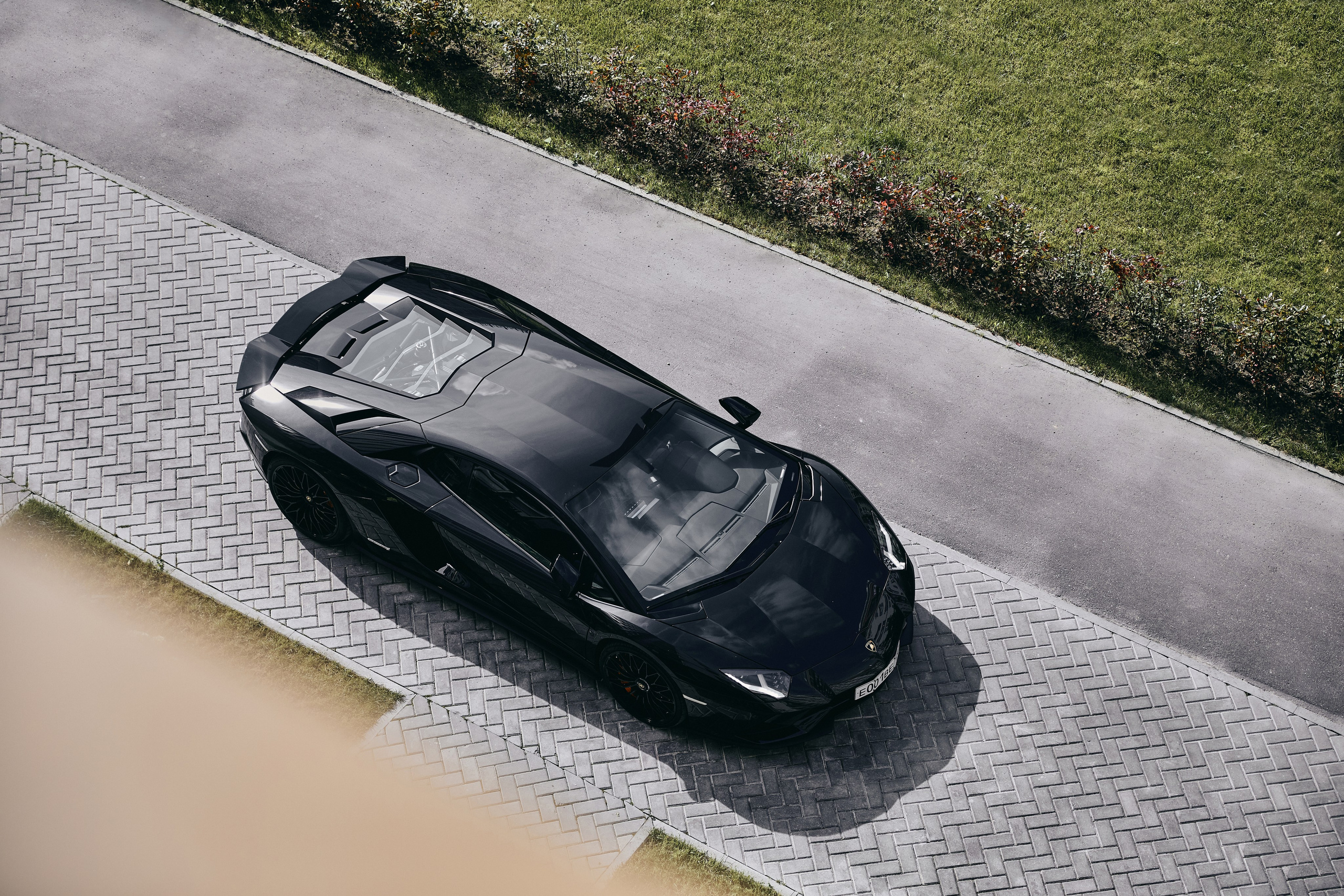 Alt-текст - Чёрный матовый Lamborghini Aventador с высоты 7 этажа под ярким летним солнцем, фотограф Амил Курбанов