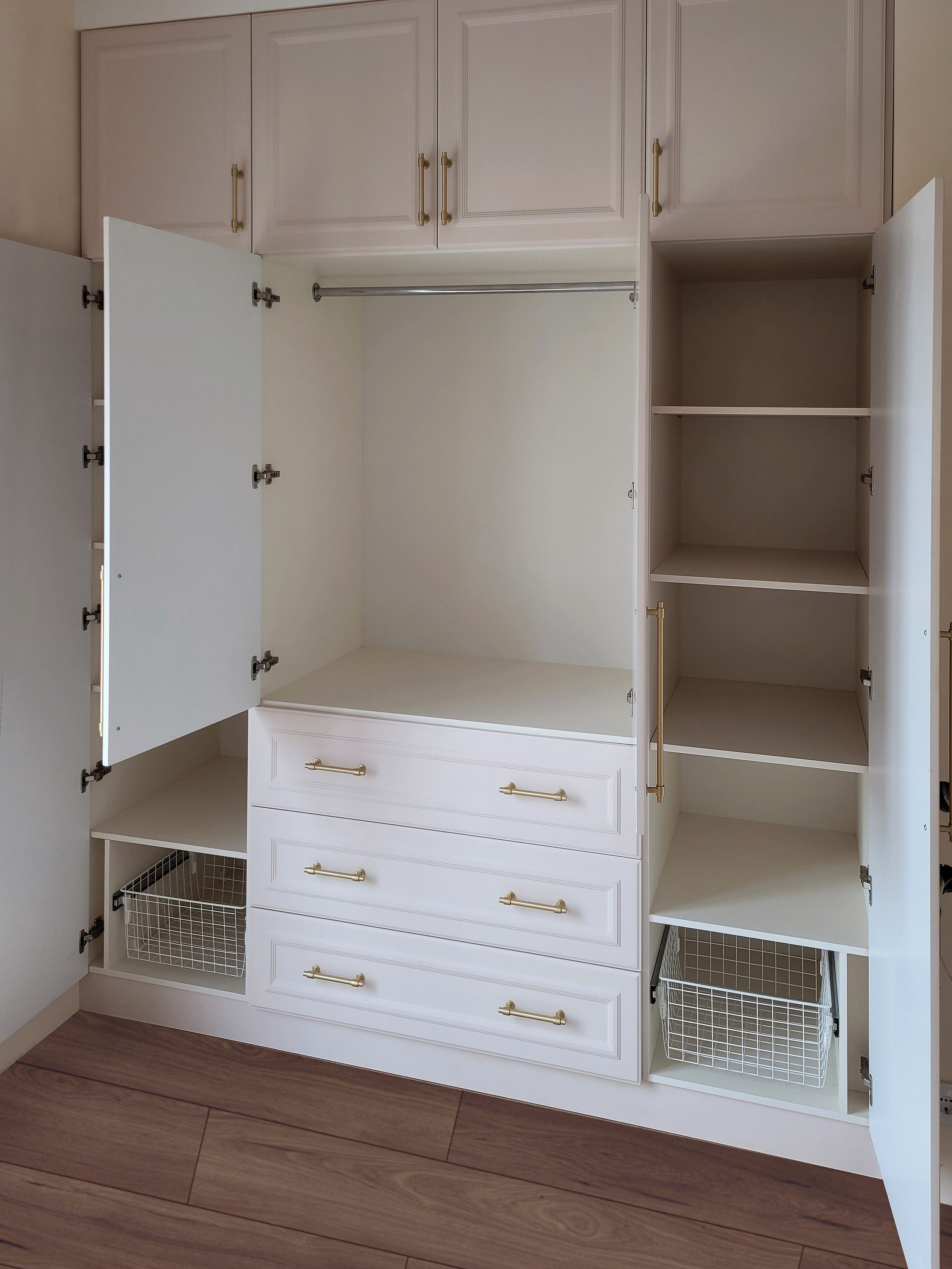 Шкафы, гардеробные и прихожие на заказ в Евпатории. Мебель на заказ в Евпатории