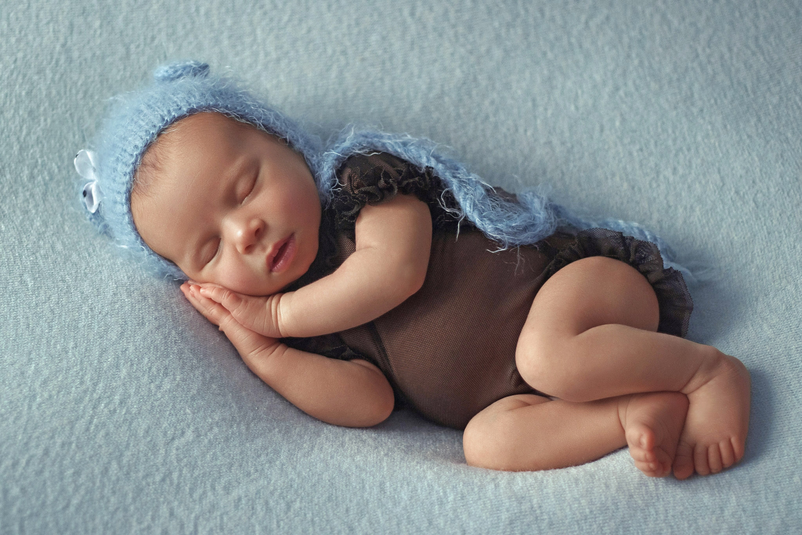 Ретушь newborn съемки с сохранением естественности