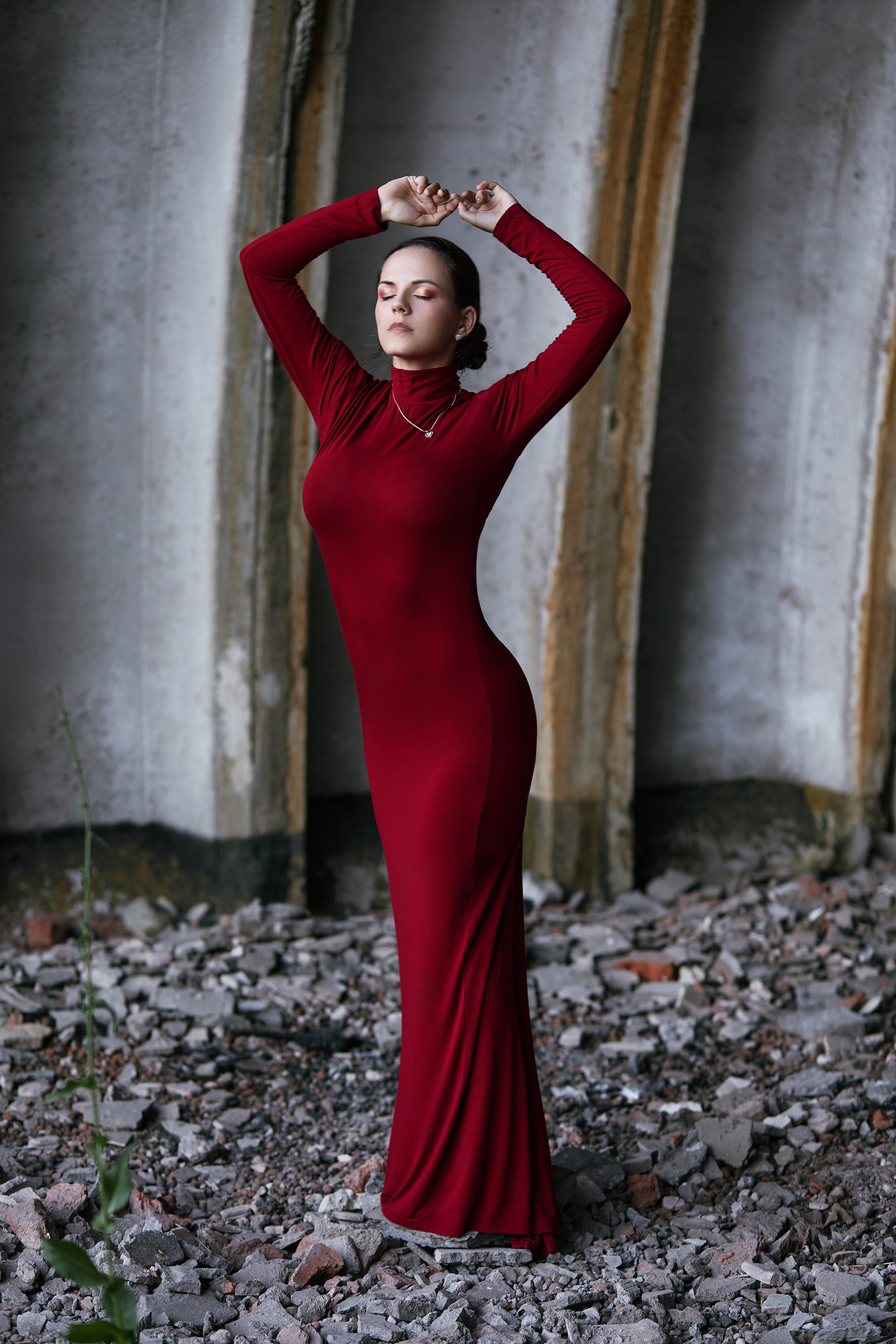 Поза для фотосессии в алом платье с поднятыми вверх руками