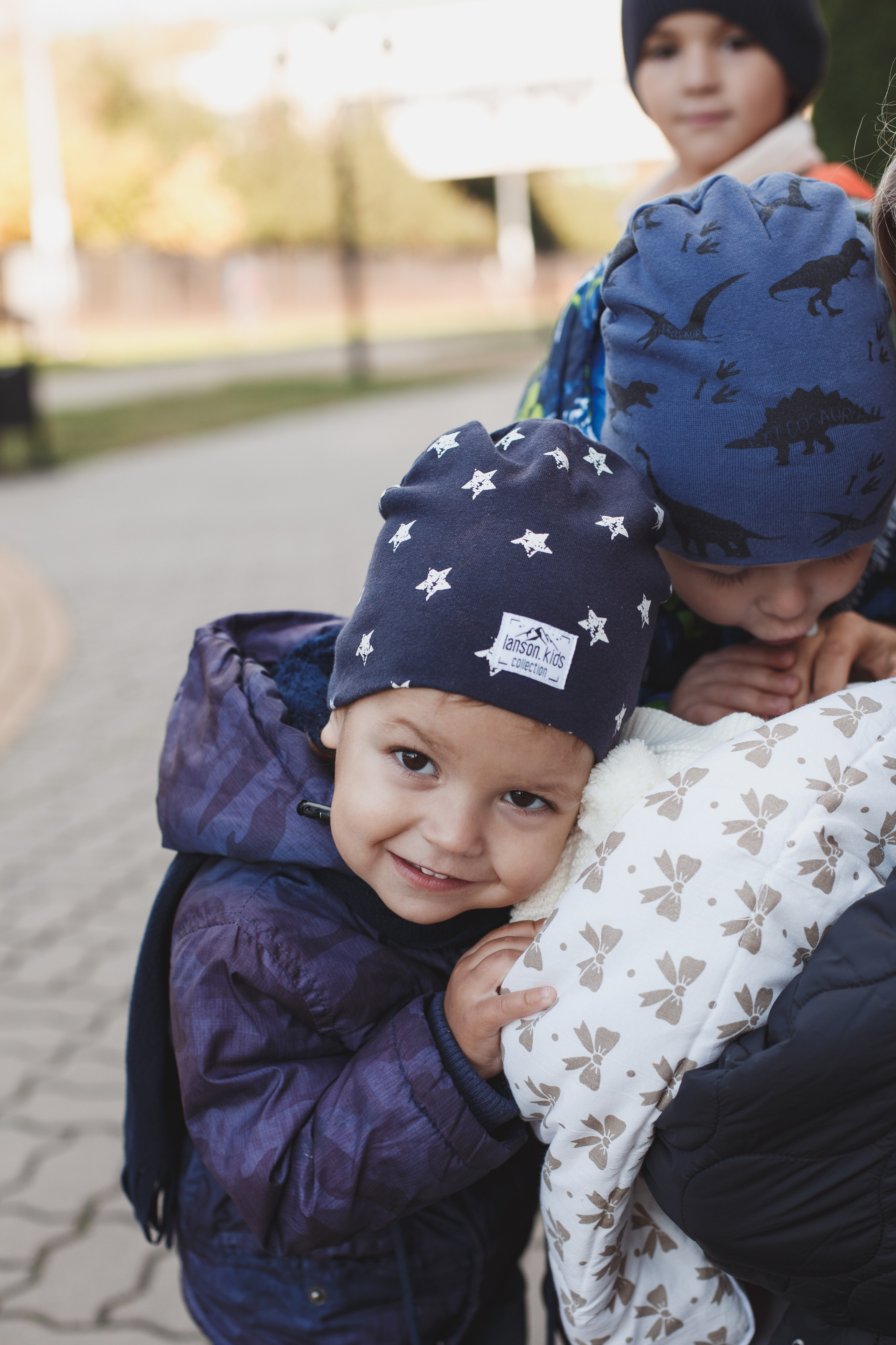 Братья целуют новорожденную сестричку на выписке