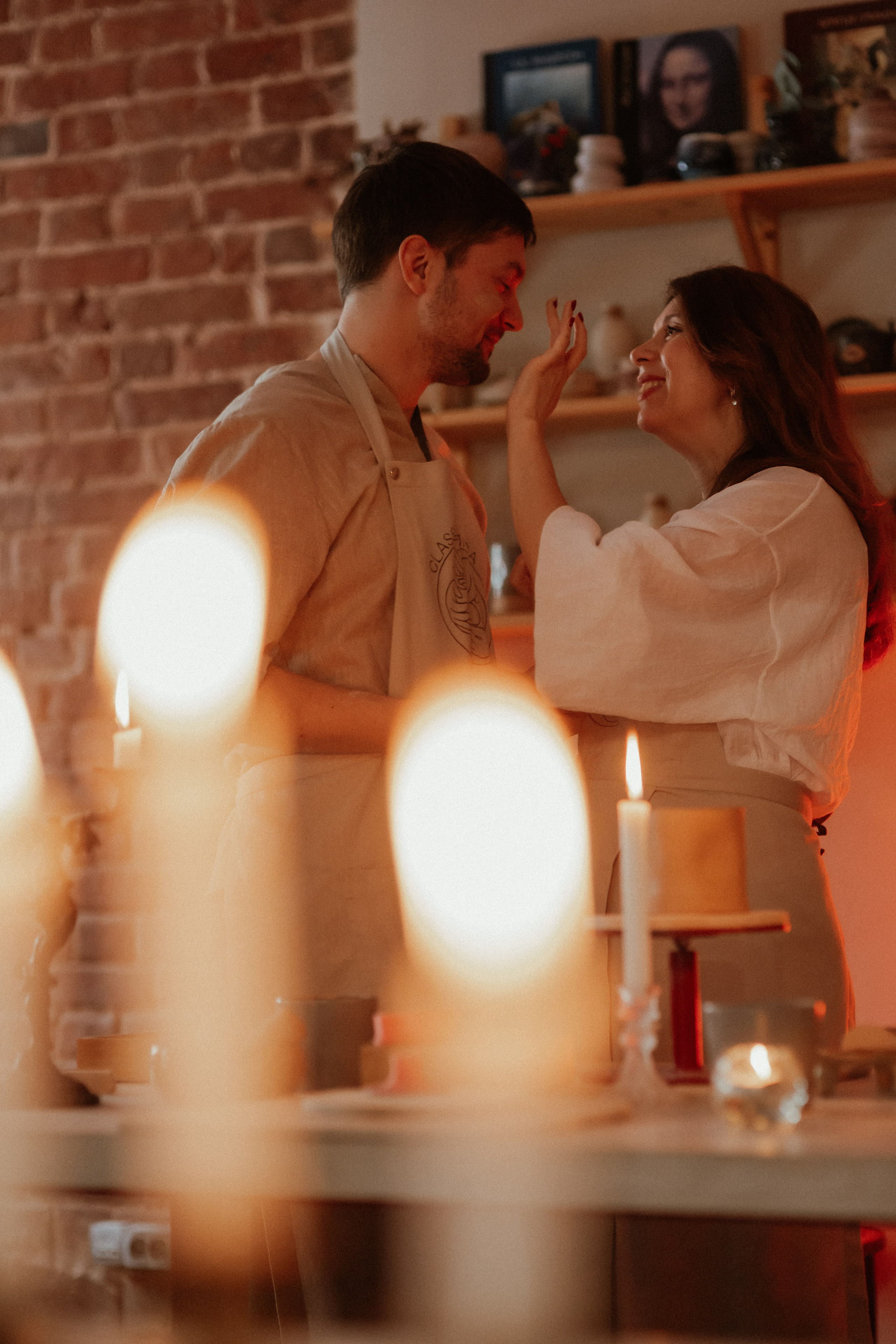 Свидание в гончарной мастерской. Они попросили не подглядывать. Но я смотрел. Свадебный и репортажный фотограф в Ярославле и Санкт-Петербурге Роман Микрюков