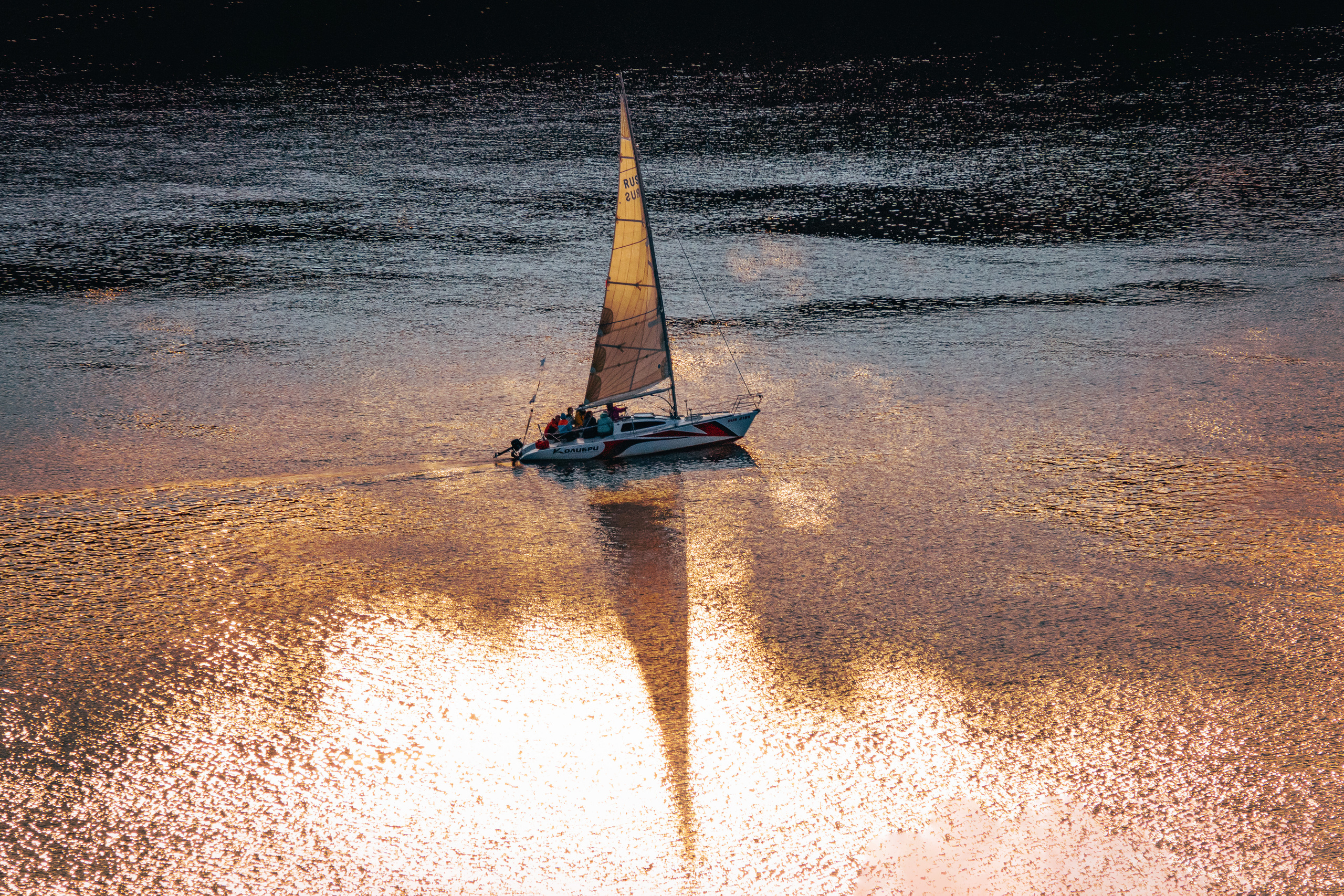 Парусник на закате золотой час Нижний Новгород