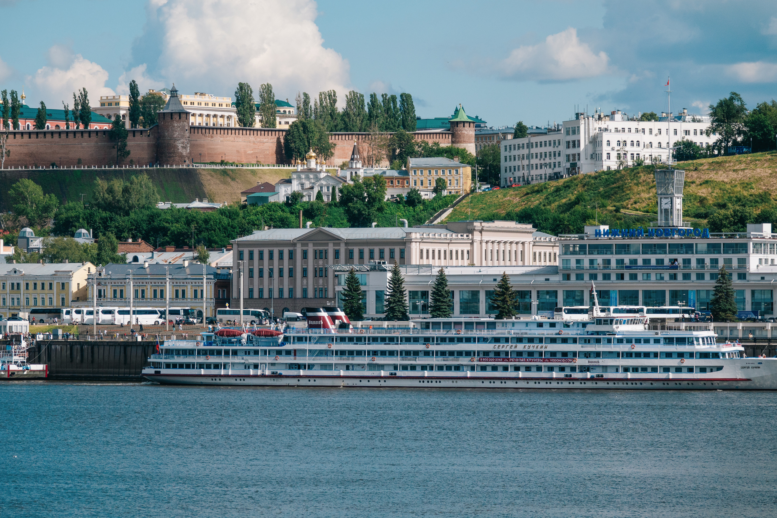 Круизный лайнер на причале в Нижнем Новгороде