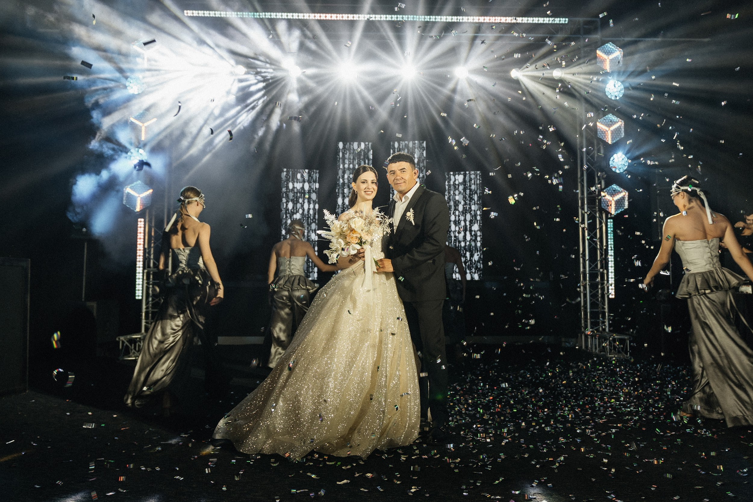 Выход жениха и невесты в зал