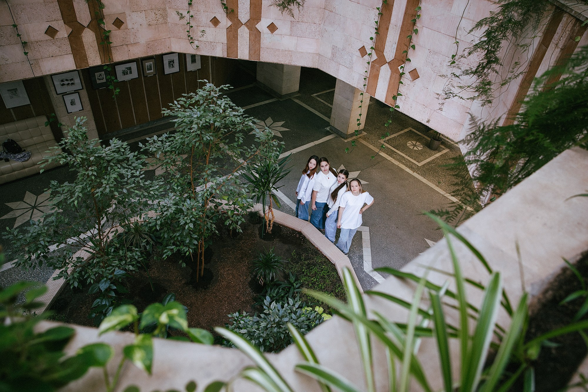 Съёмка школьниц в Доме профсоюзов, интерьер в советском стиле, зелёные растения и мраморные стены, фотосессия для выпускного альбома.