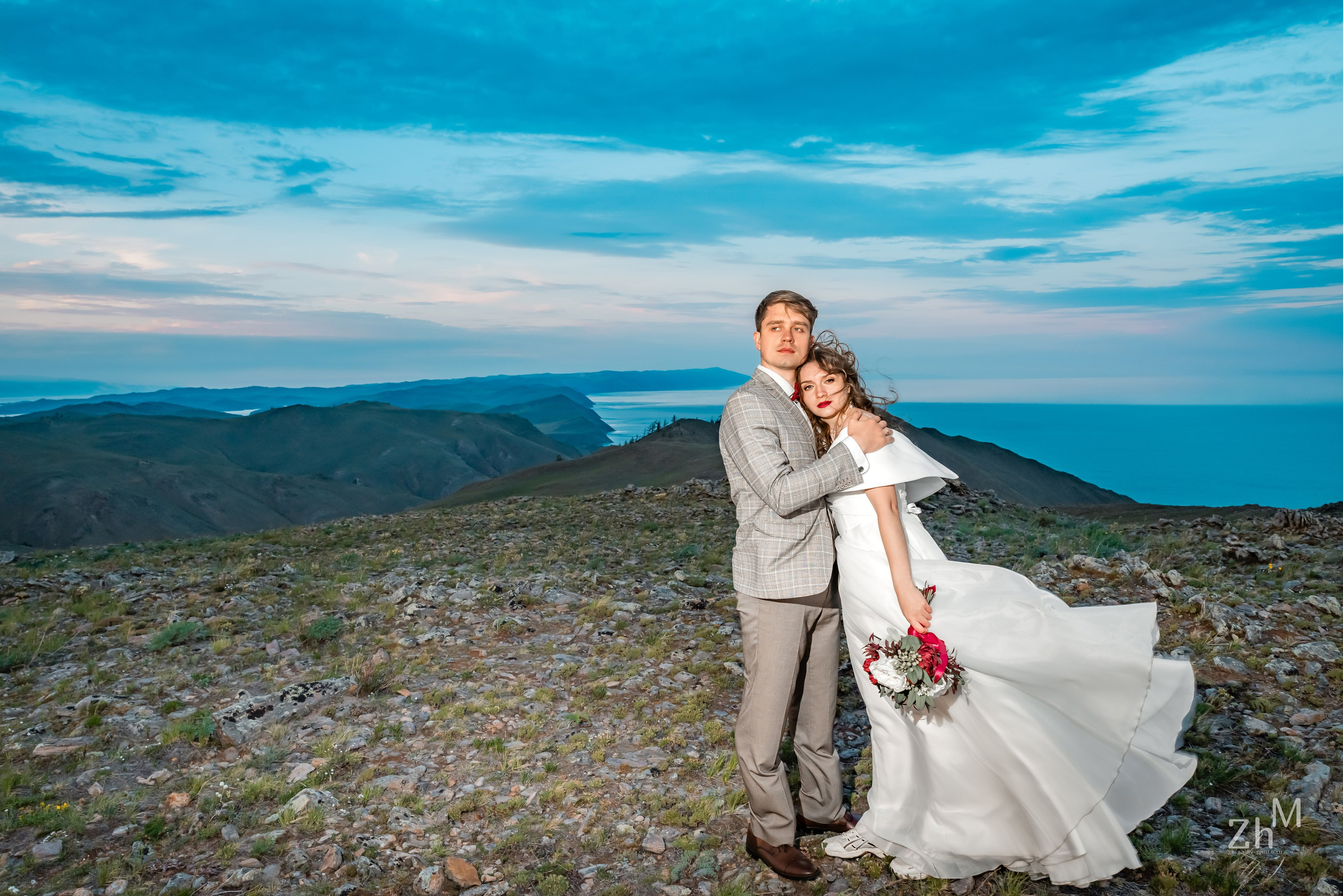 Свадебная фотосессия на Байкале и горах. Семейный и свадебный фотограф в Иркутске Максим Жигалов