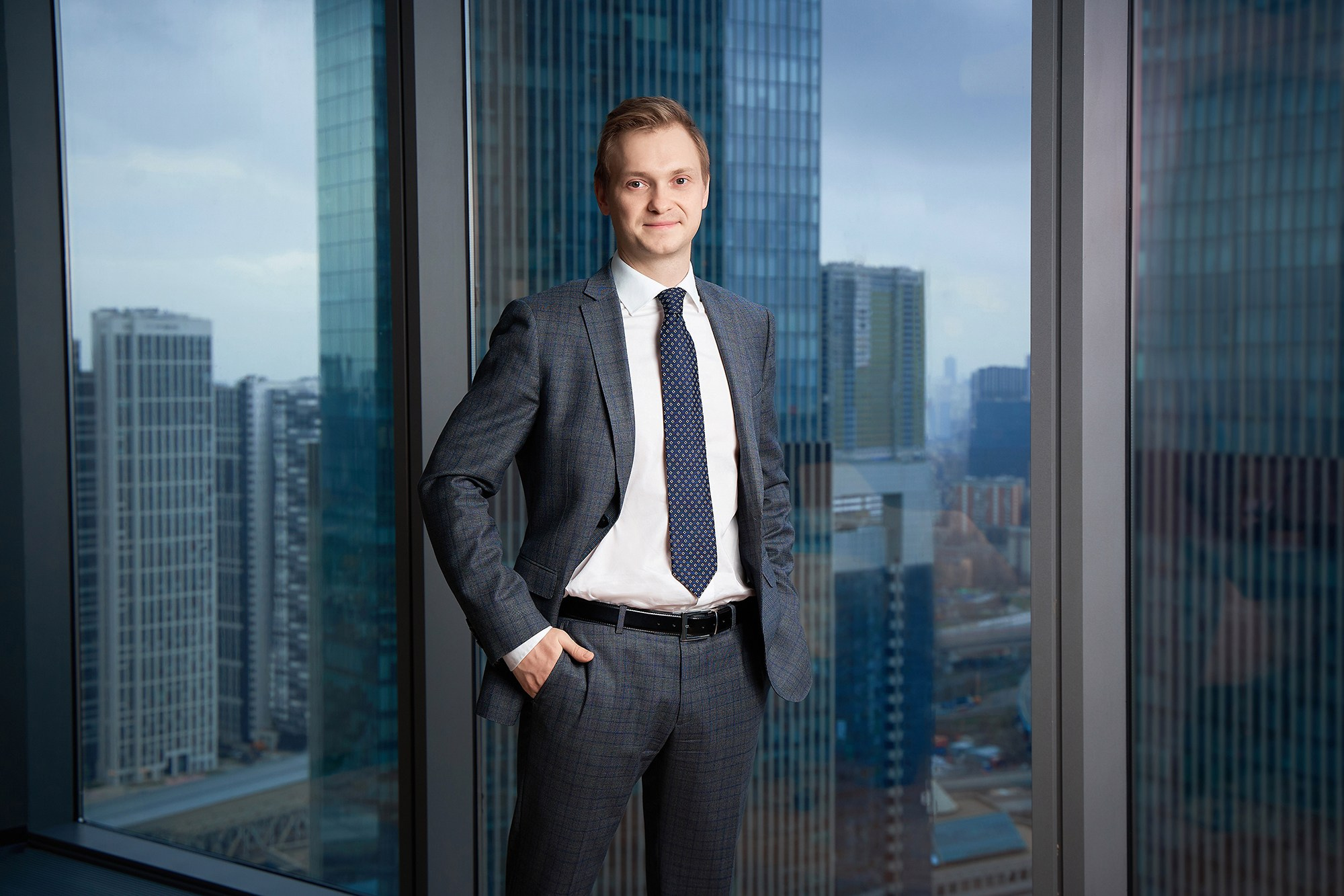 Фотосессия в Москве на фоне башен Москва-Сити