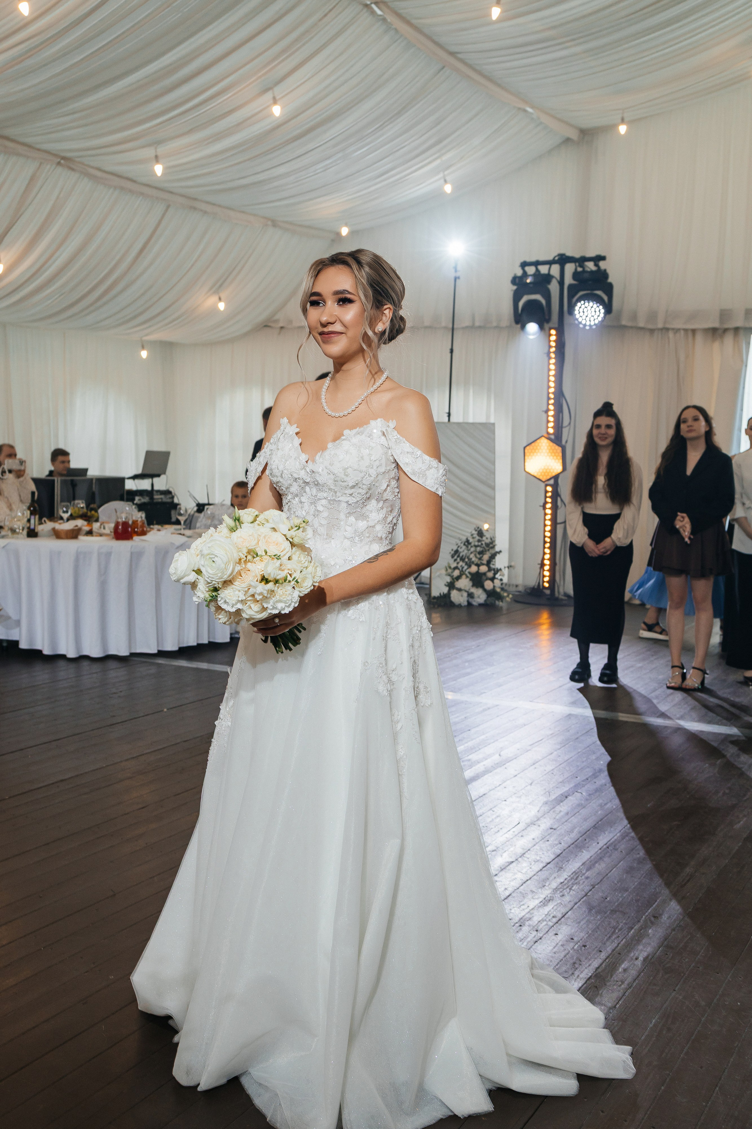 Красивая летняя свадьба в шатре. Олег Сверчков | Свадебный фотограф Вологда