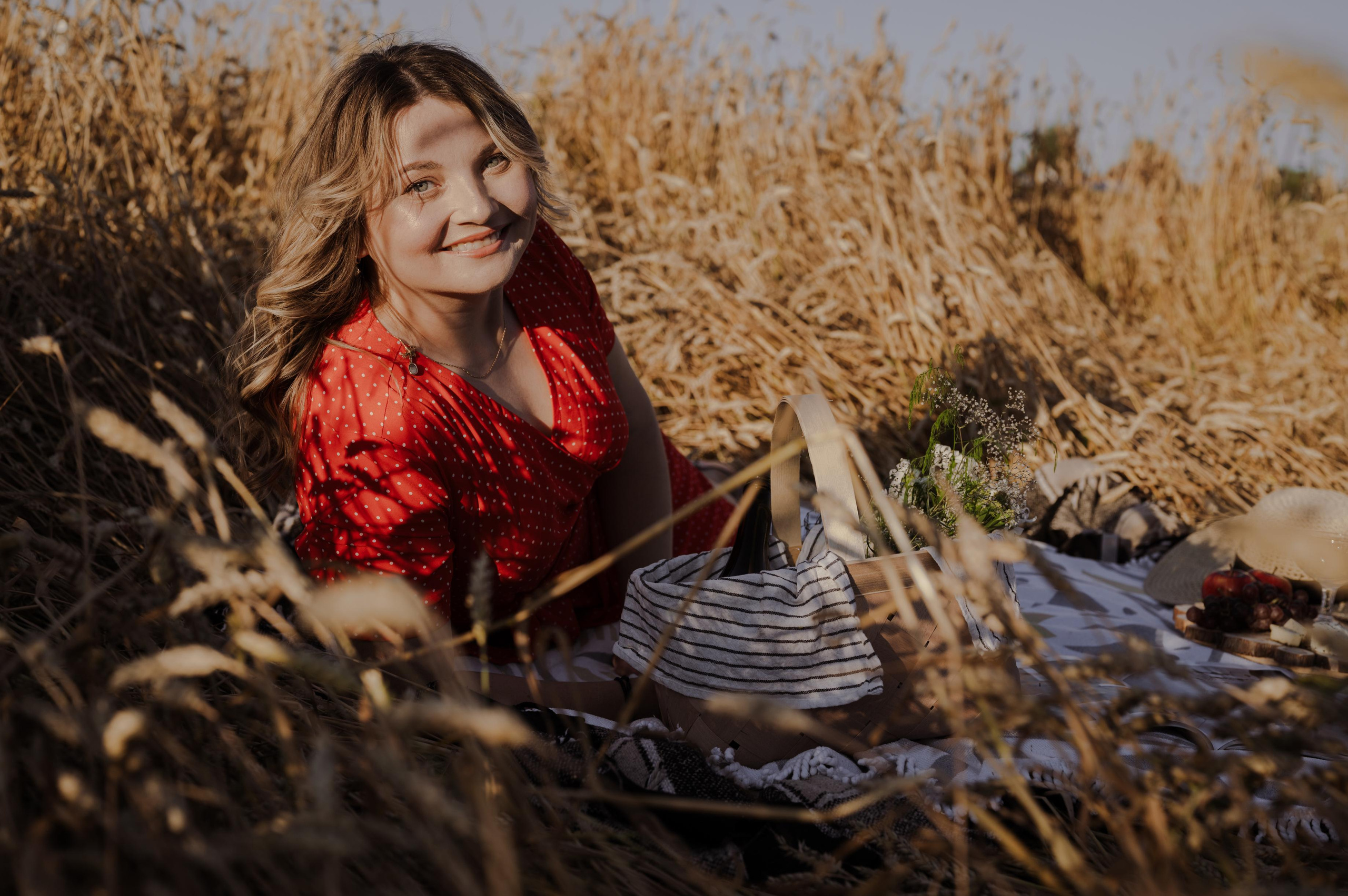 Фотопикник в пшеничном поле. Свадебный фотограф Йошкар-Ола Казань