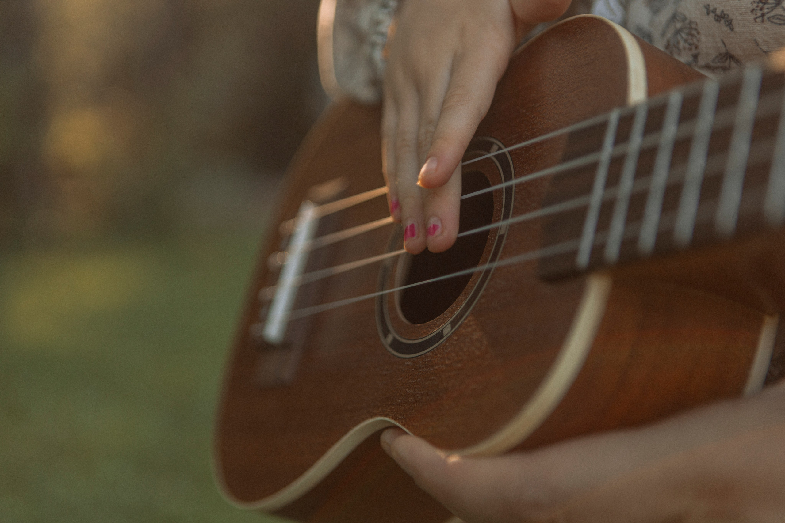 Семья на закате в парке с корзиной и пледом — уютная фотосессия в Москве