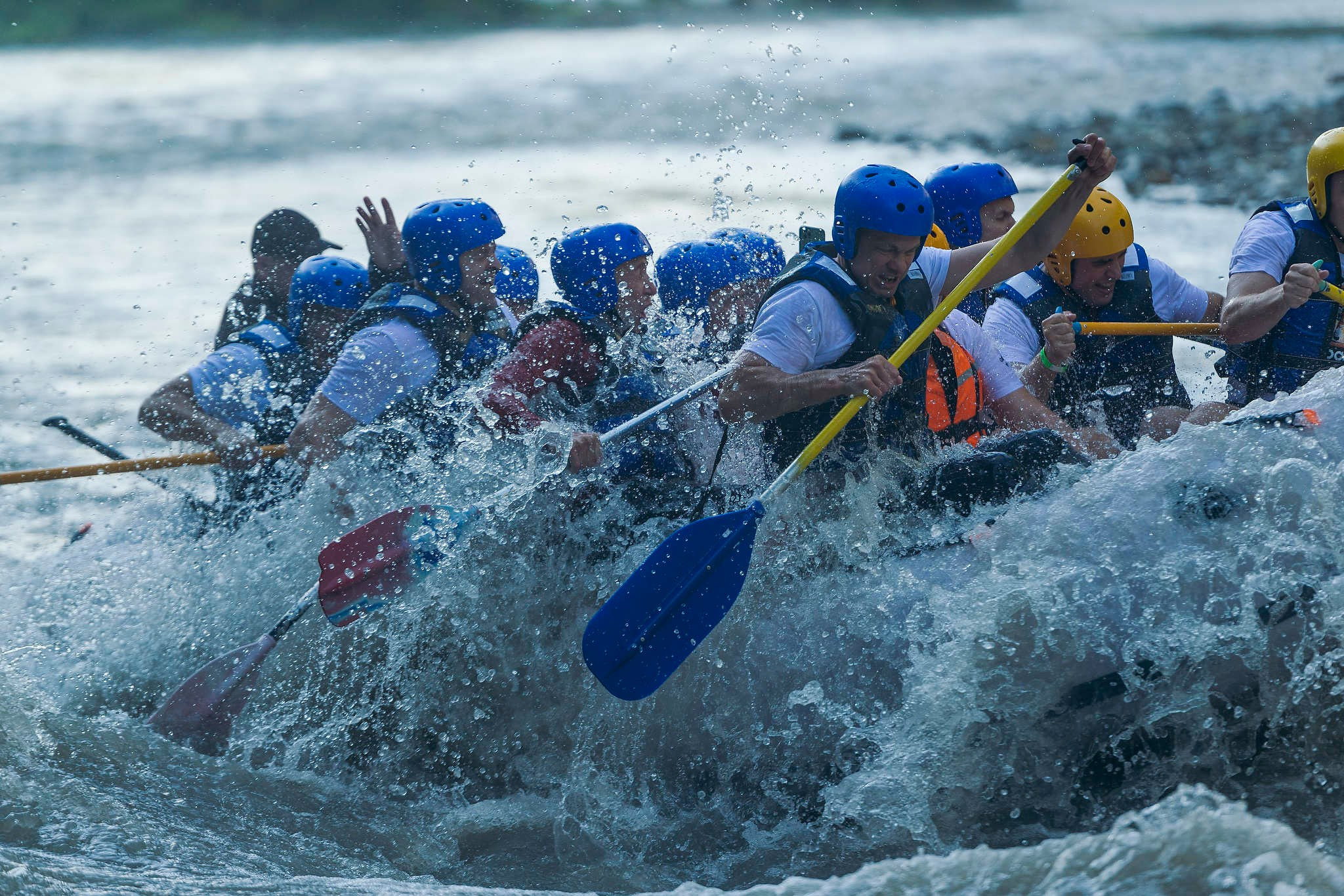 Любительская хоккейная команда сплавляется на рафтах по реке Мзымта на сборах в городе Сочи. Съемка 2023 года.