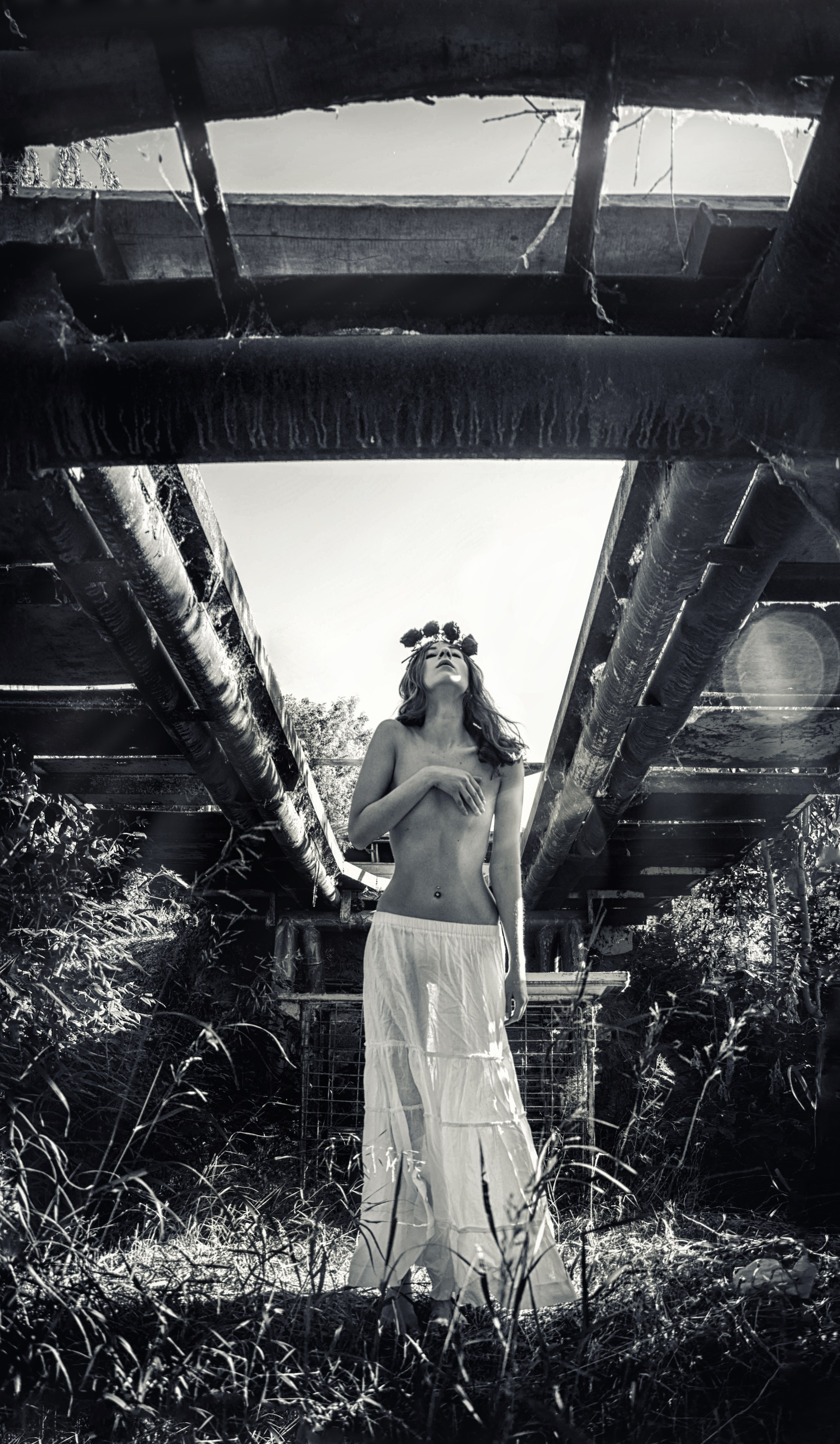 художественная фотосессия, черно-белое фото, девушка в белой юбке смотрит с раскаянием вверх