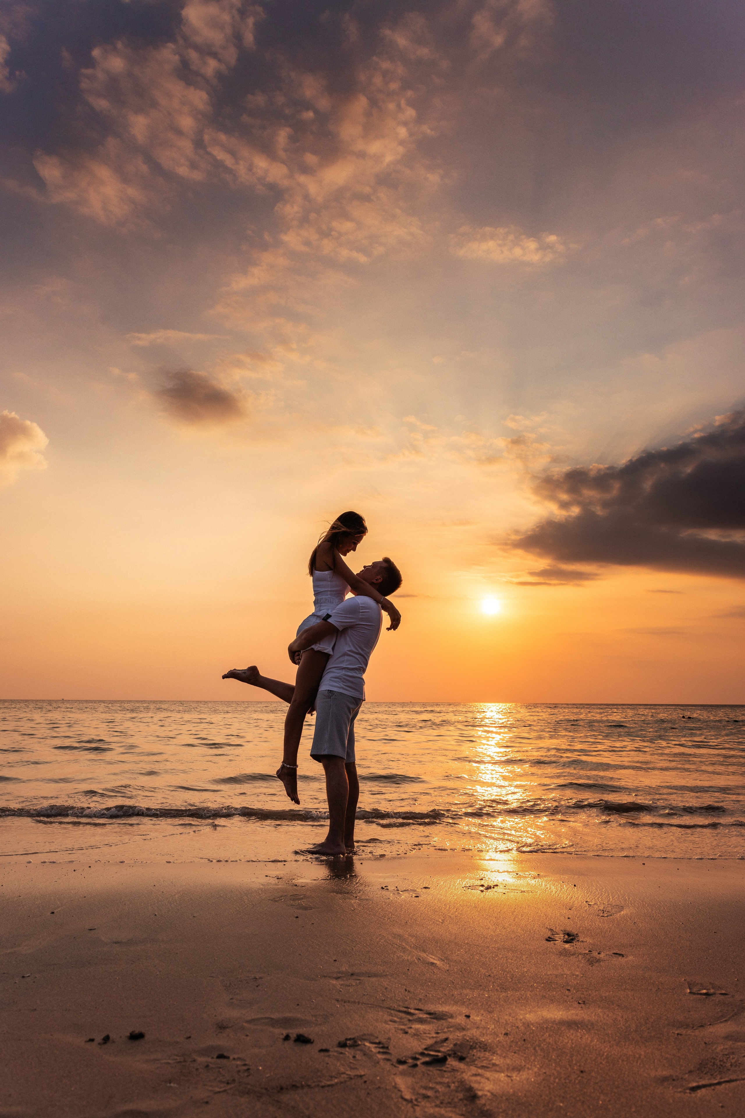 Love Story на Пхукете: фотосессия для пары на пляже Карон. Фотограф на Пхукете в Таиланде