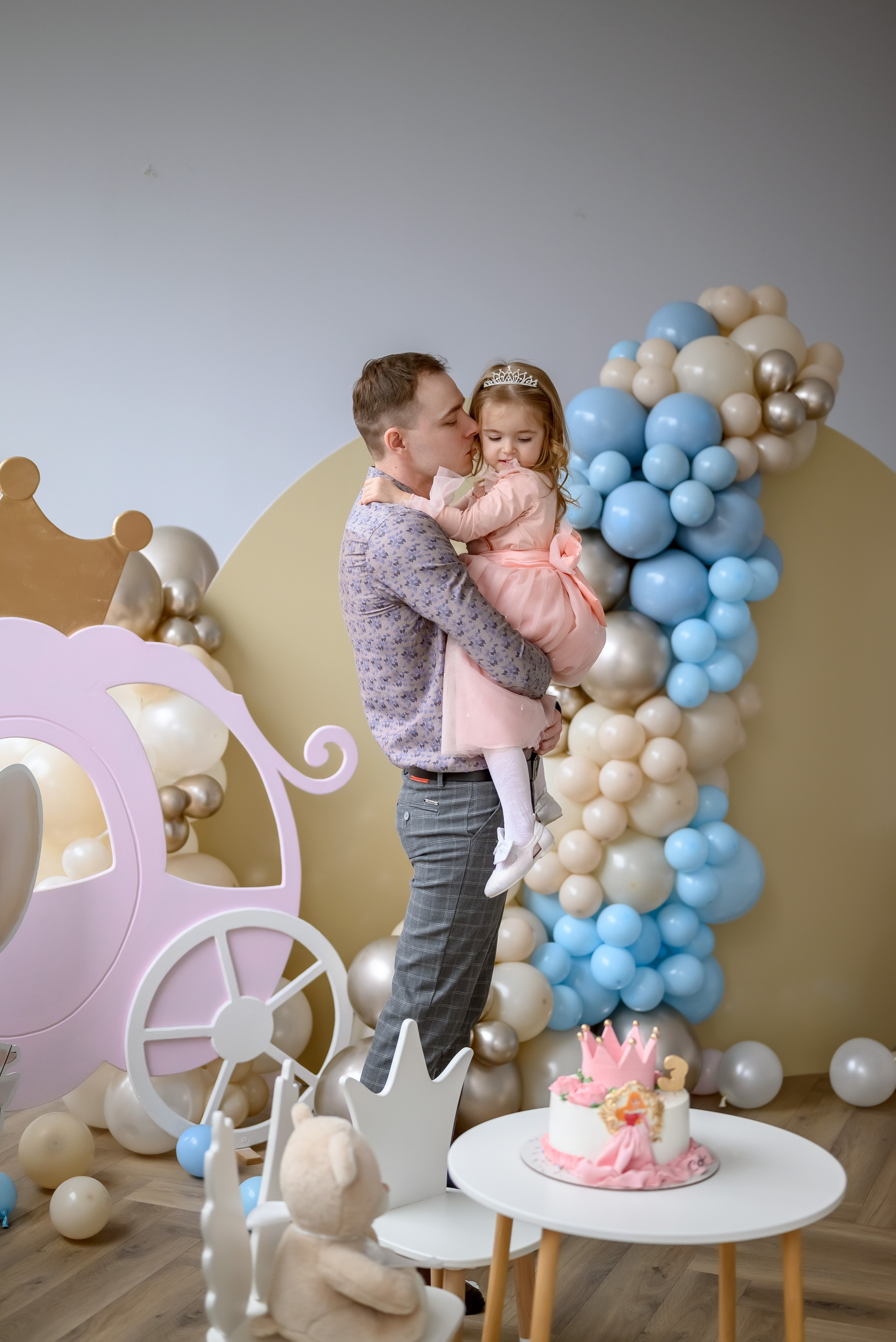 Папа обнимает свою дочь и целует ее