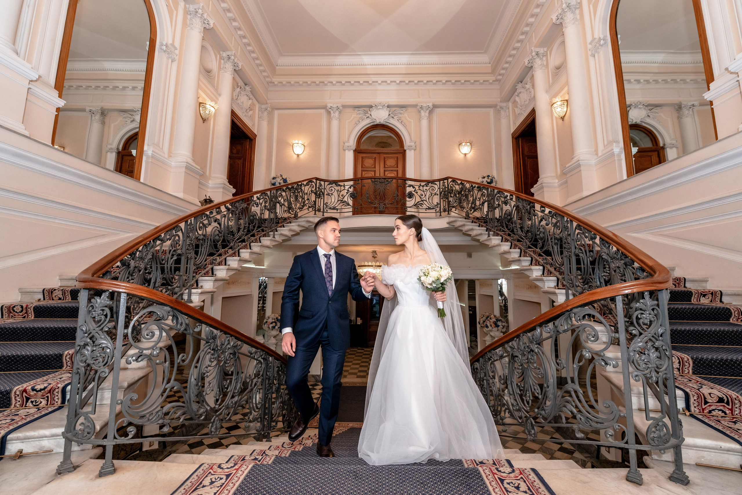 Осенняя великолепная свадебная прогулка жениха и невесты в октябре в Санкт-Петербурге в Михайловском парке и у Атлантов на Миллионной улице. Портретный, семейный и свадебный фотограф в Санкт-Петербурге и в Пушкине Ширяев Денис