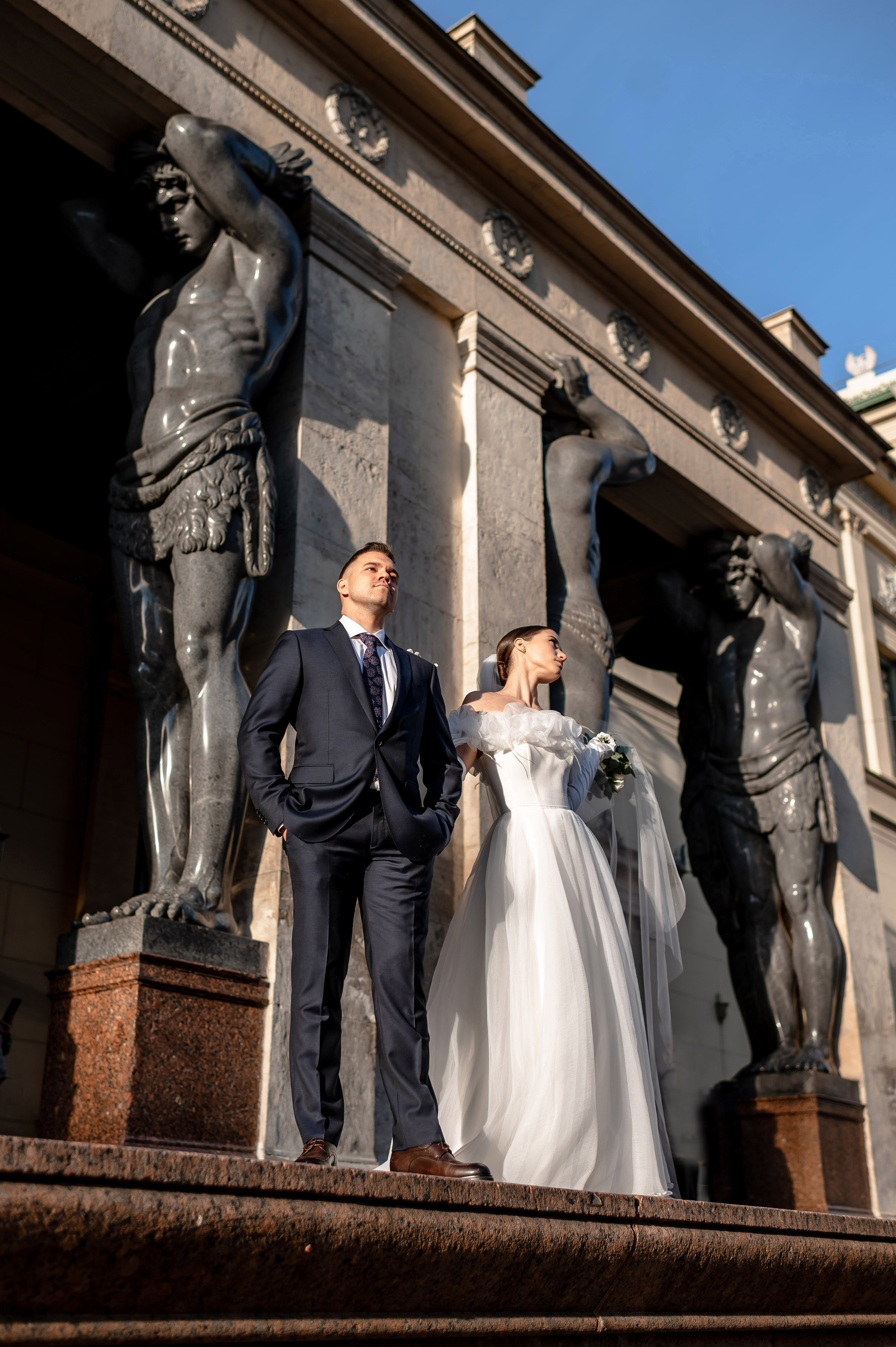 Осенняя великолепная свадебная прогулка жениха и невесты в октябре в Санкт-Петербурге в Михайловском парке и у Атлантов на Миллионной улице. Портретный, семейный и свадебный фотограф в Санкт-Петербурге и в Пушкине Ширяев Денис