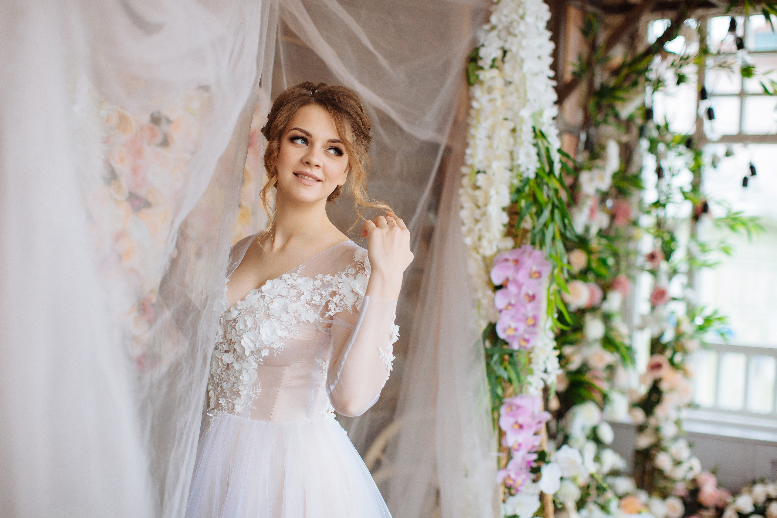 Осенняя студийная свадебная сьемка в фотостудии с качелями. Олег Сверчков | Свадебный фотограф Вологда