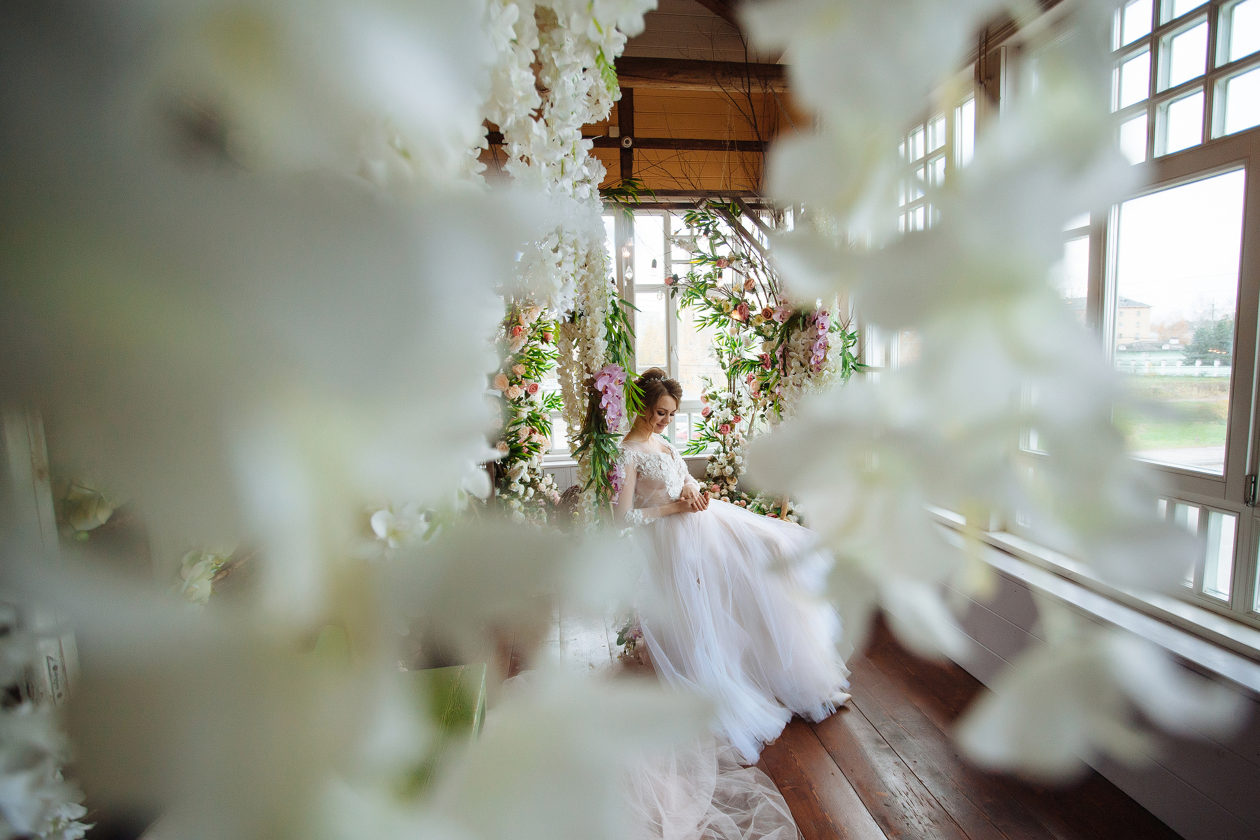 Осенняя студийная свадебная сьемка в фотостудии с качелями. Олег Сверчков | Свадебный фотограф Вологда