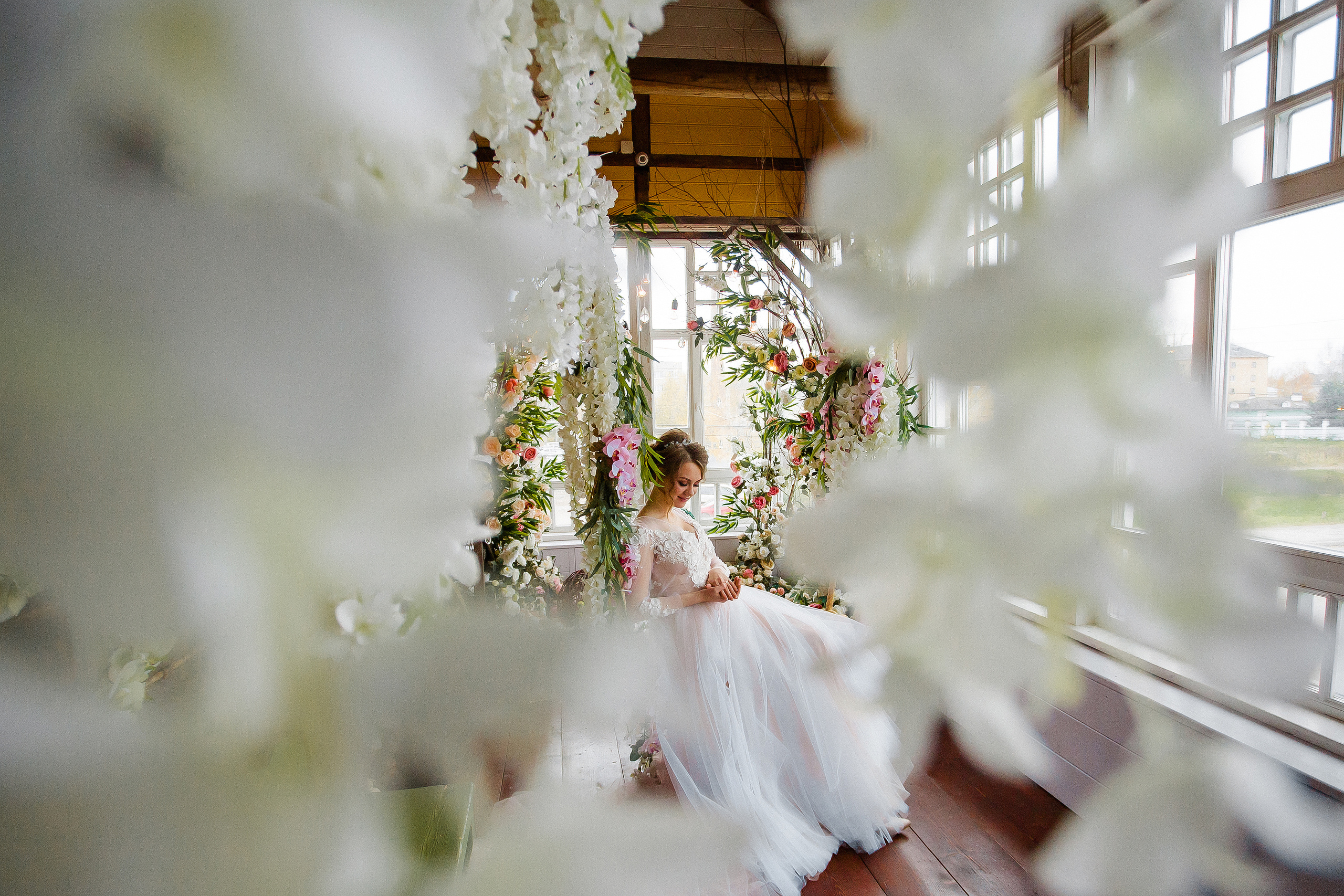 Осенняя студийная свадебная сьемка в фотостудии с качелями. Олег Сверчков | Свадебный фотограф Вологда