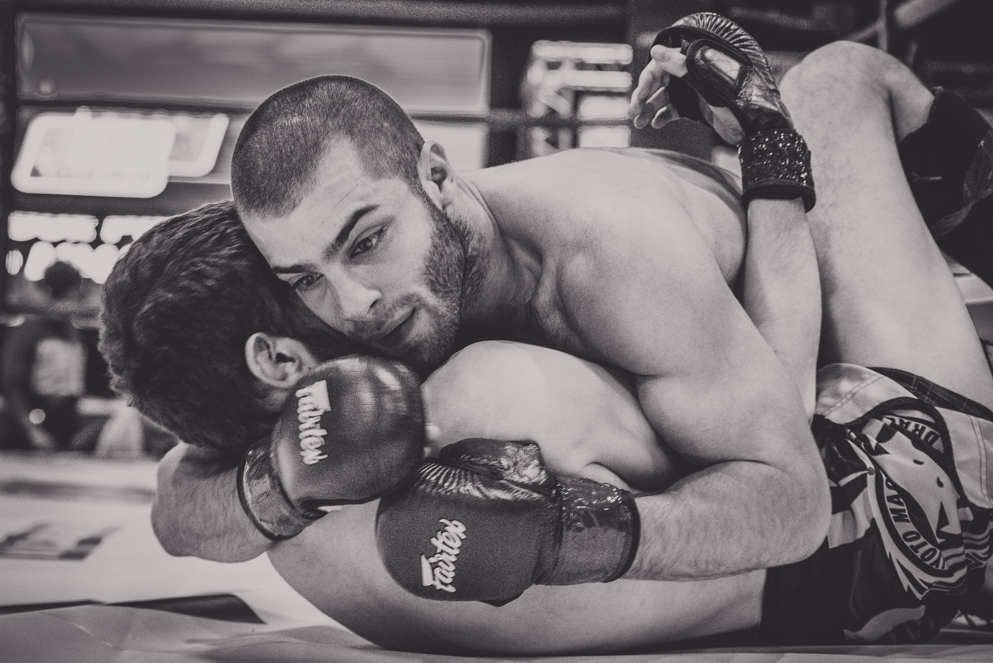 Спортсмены лежат на ринге во время схватки