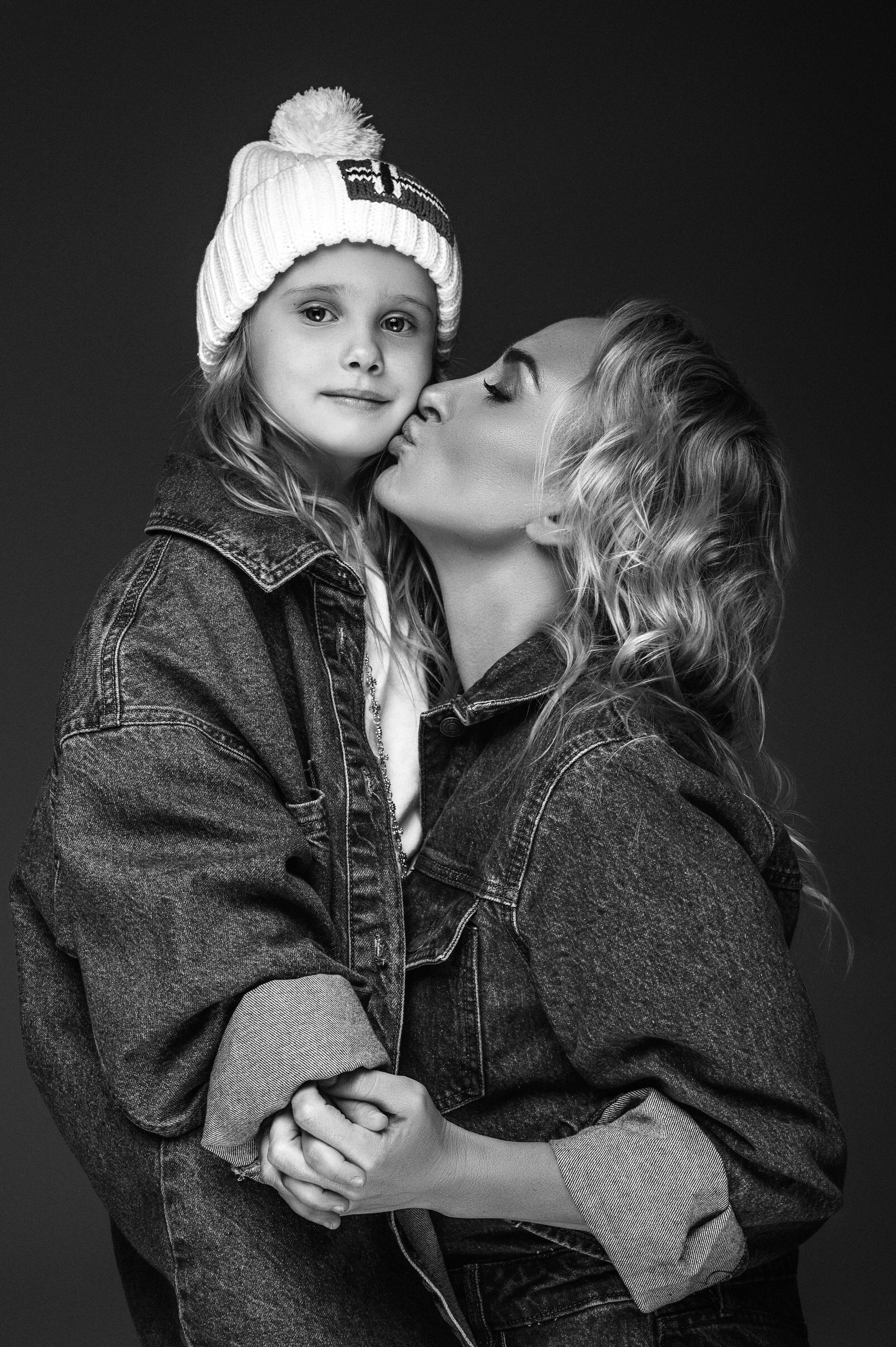 Семейная съемка. Профессиональный фотограф беременности в СПБ. Стильные фотосессии беременности в стиле минимализм и классическая фотография