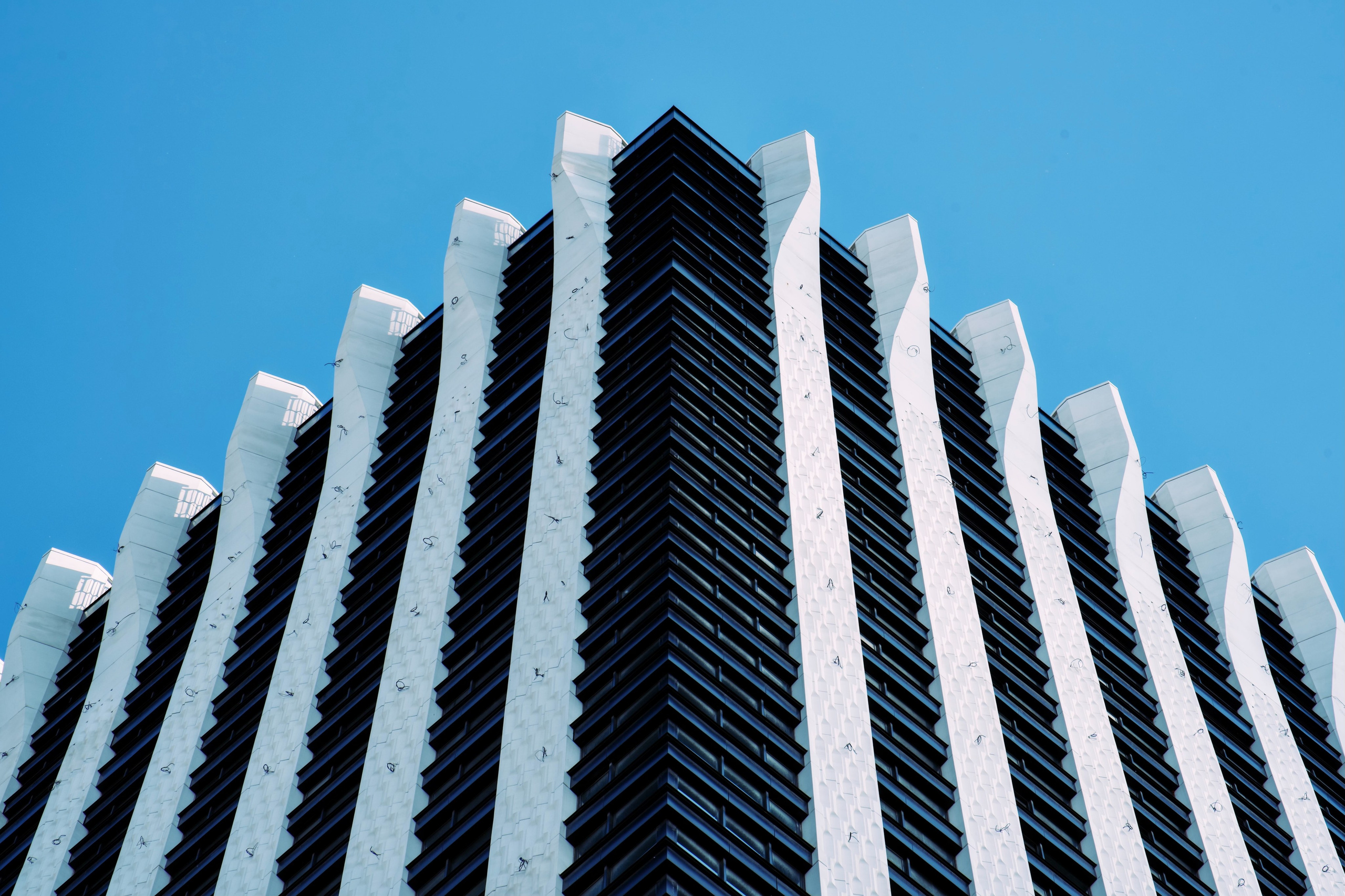 Угол зрения с земли на новостройку в Москве на улице народного ополчения