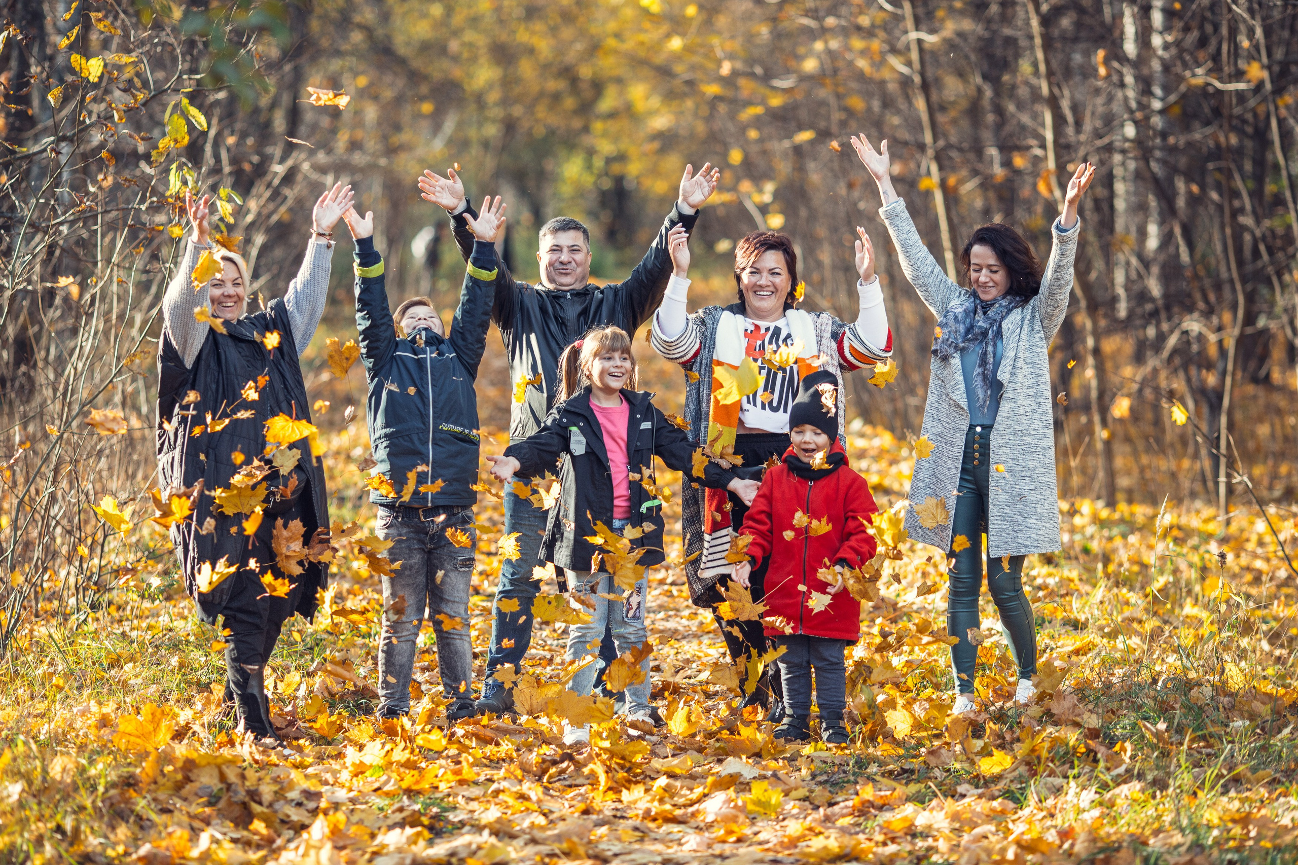 Фотопрогулка семьи в осеннем лесу. Фотограф — Евгений Свистков
