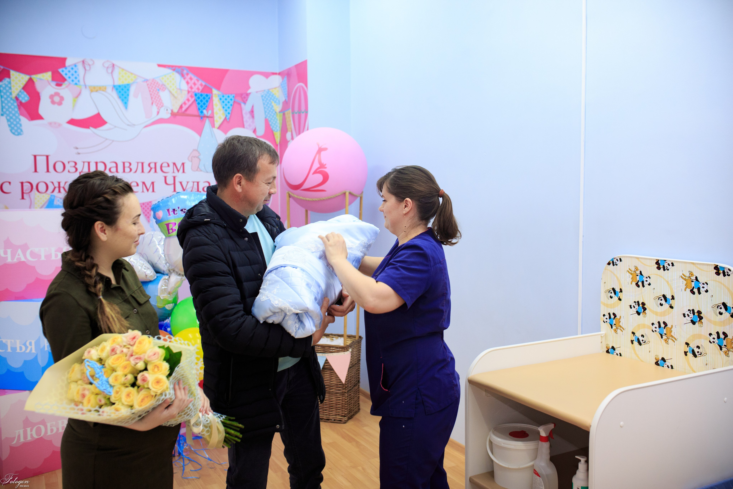 Фотосессия выписки из роддома в Краснодаре | Видеосъемка выписки. Интерьерная фотостудия FOTOGEN г. Краснодар