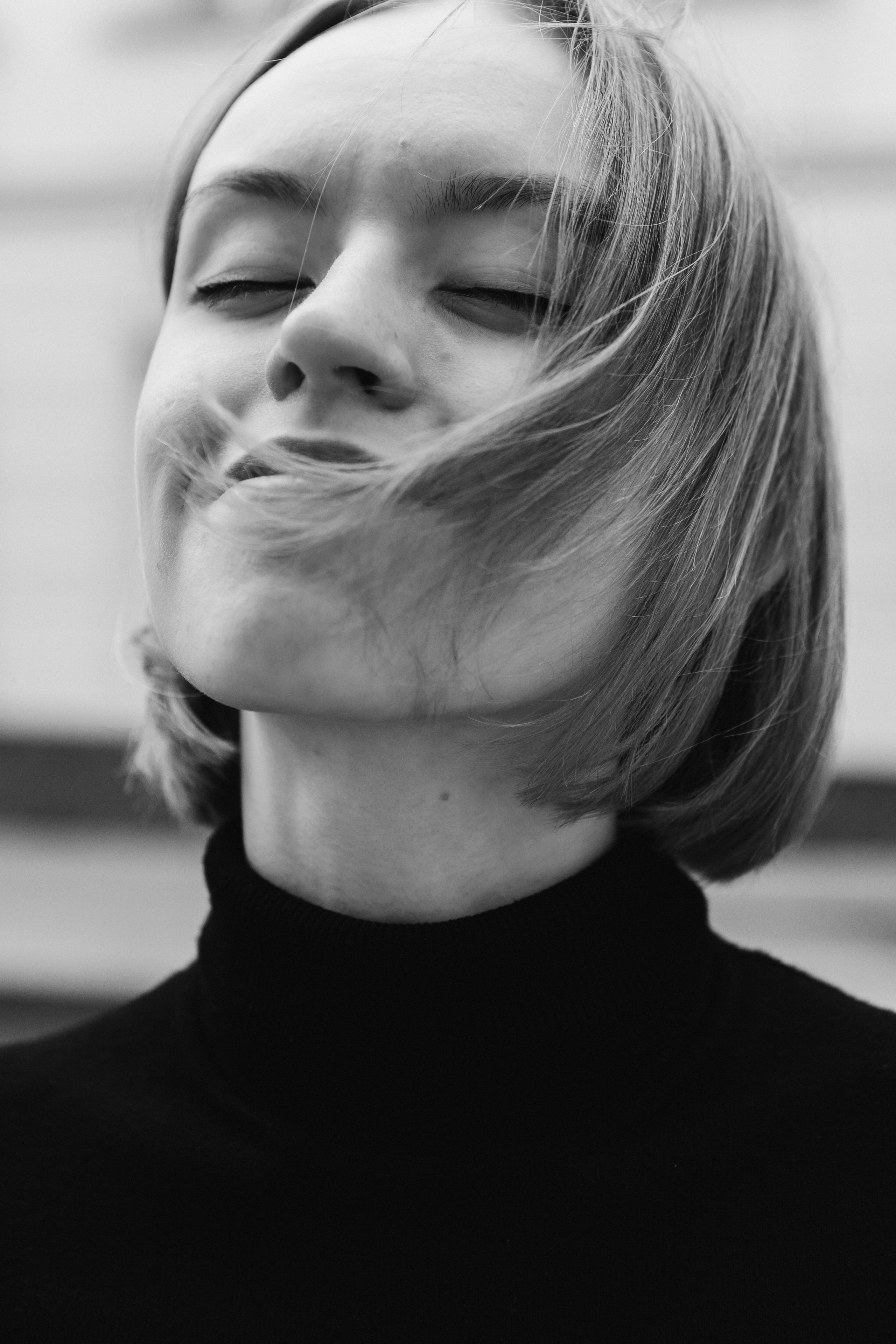 Фотограф Москва — женский портрет в строгом стиле у старинной архитектуры