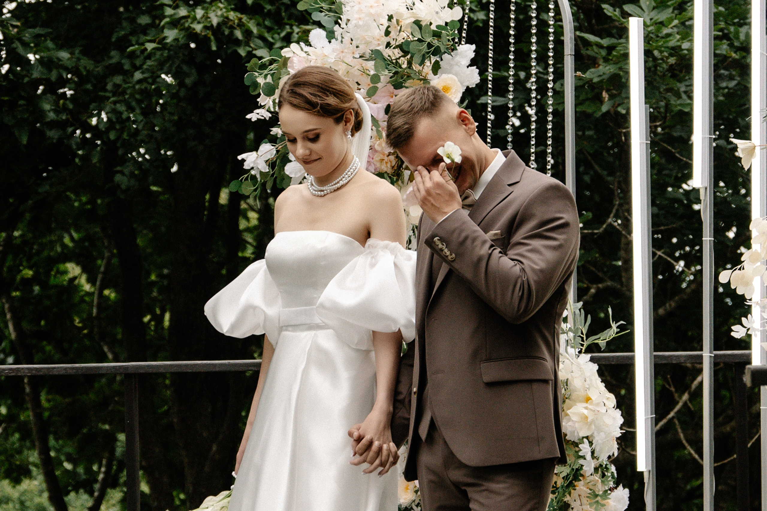 Я создаю профессиональные фотографии, которые сохраняют эмоции, детали и атмосферу вашего праздника. Свадебный фотограф во Владивостоке