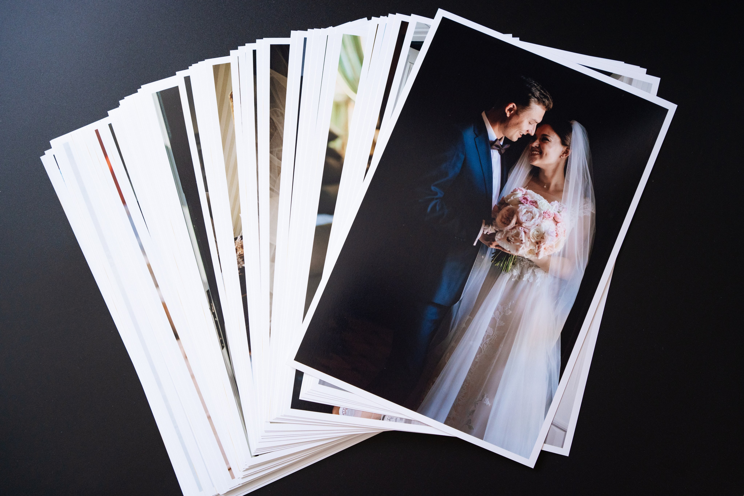 Готовая стопка свадебных фотографий после печати. Пример работ фотоцентра по печати с флешки в Ростове-на-Дону.