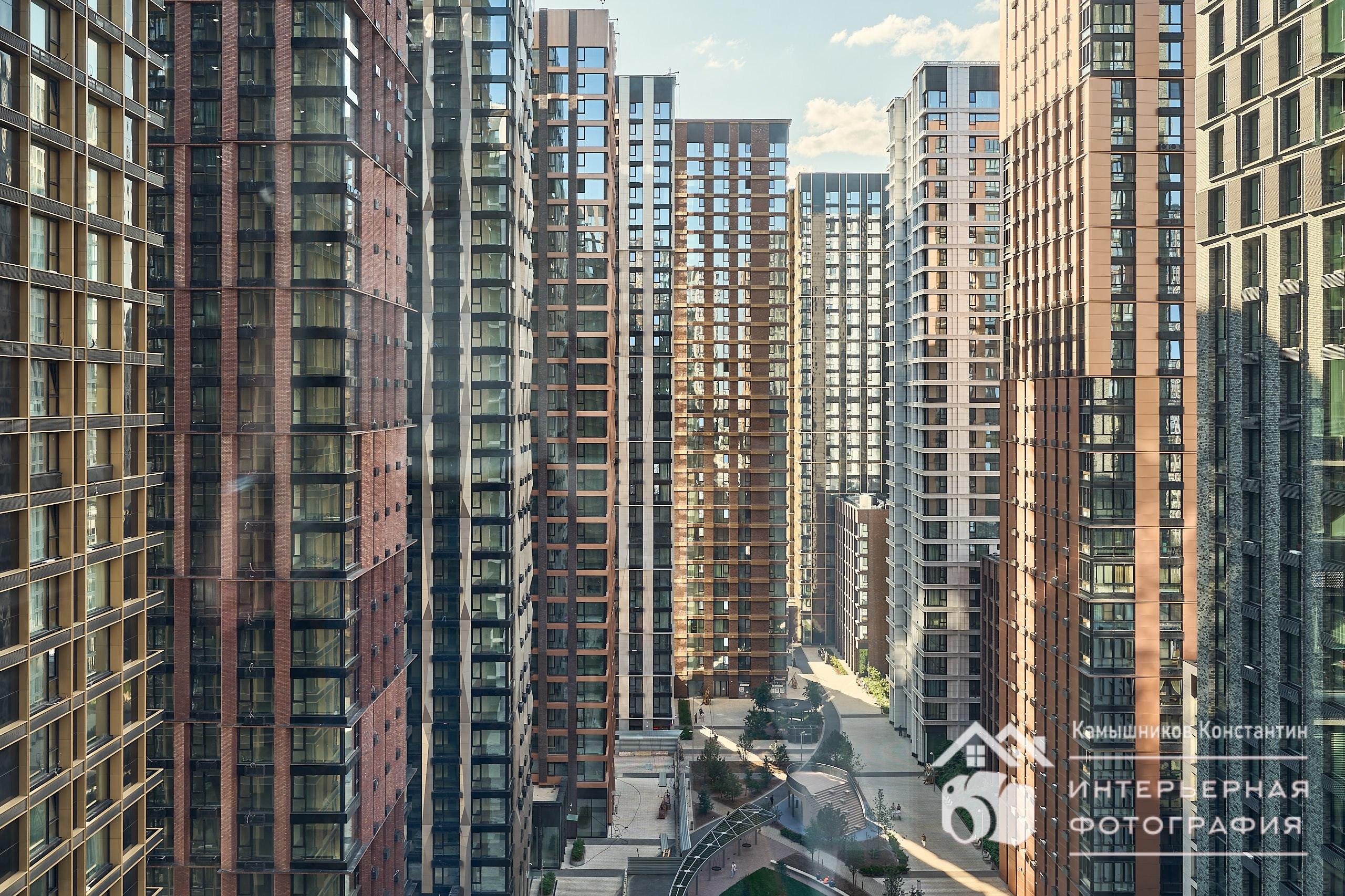 Интерьерная фотография апартаментов в ЖК Метрополия от застройщика MR Group: вид из окна на остальные корпуса ЖК Метрополия, ритм и рифма корпусов друг относительно друга