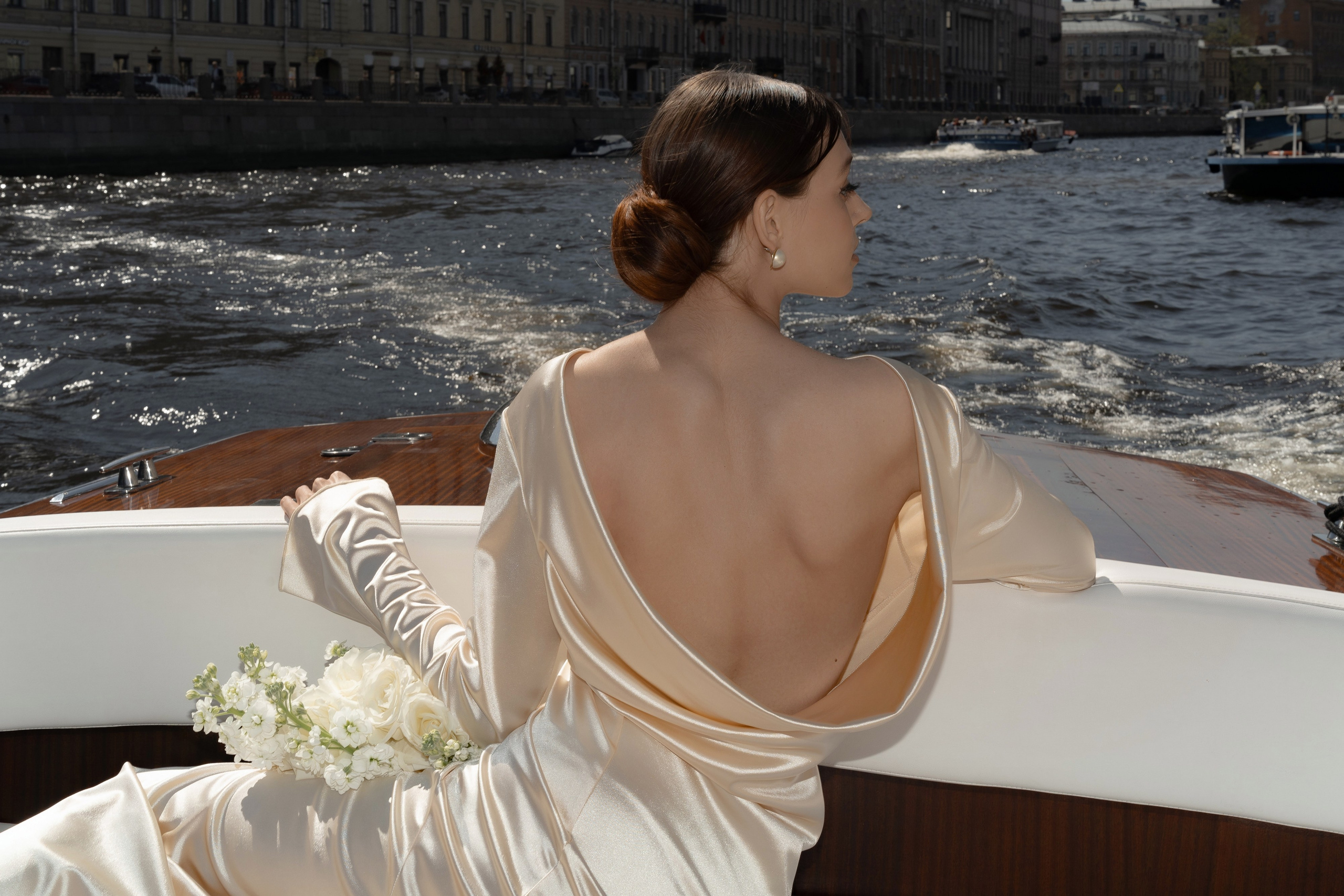 Прогулка по рекам и каналам Петербурга — свадебная фотосессия на катере. Свадебный фотограф Дмитрий Родионов — Санкт-Петербург и Ленинградская область